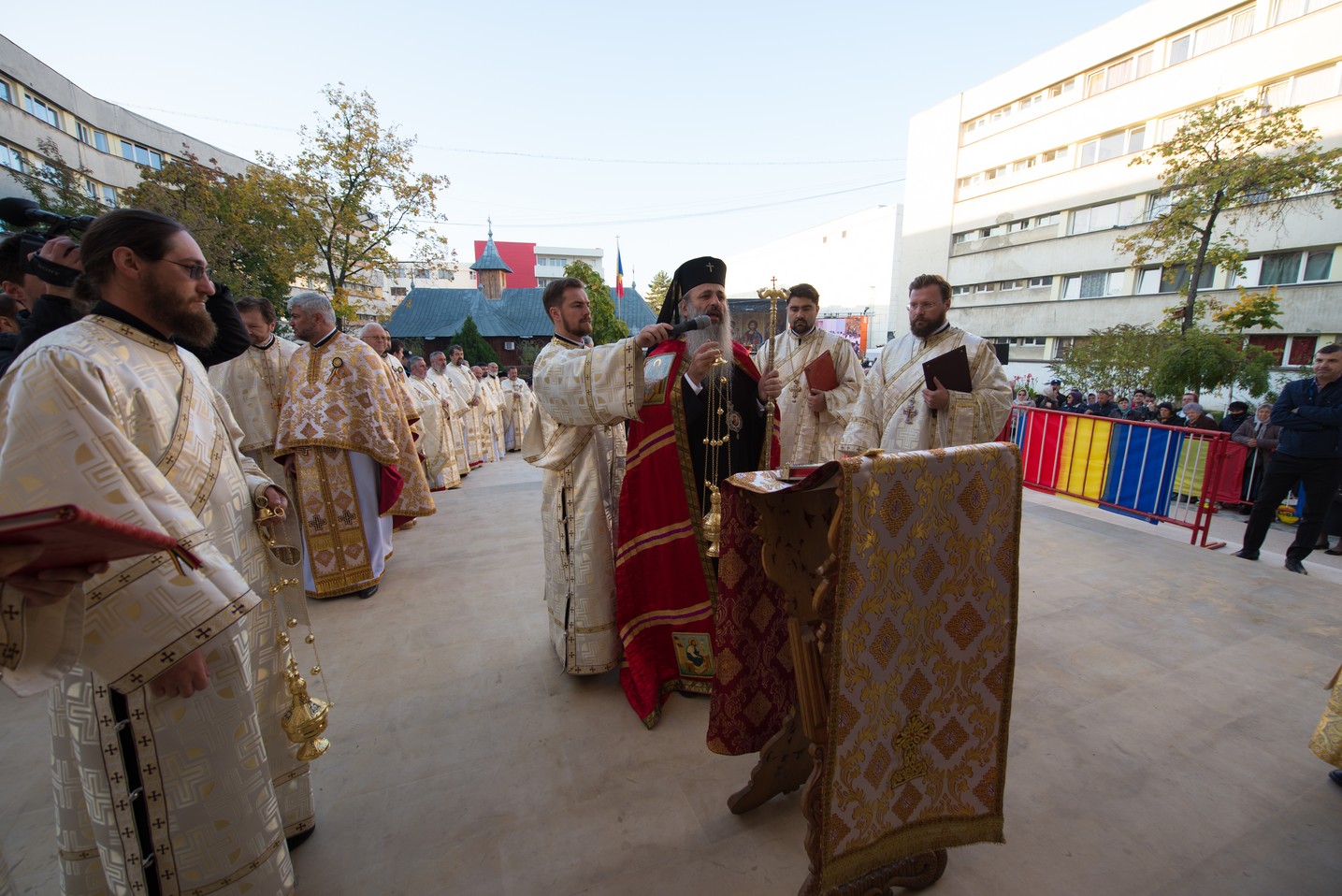 Sărbătoare istorică în Campusul universitar Tudor Vladimirescu: Biserica „Sfântul Mucenic Iulian din Tars” a fost sfințită