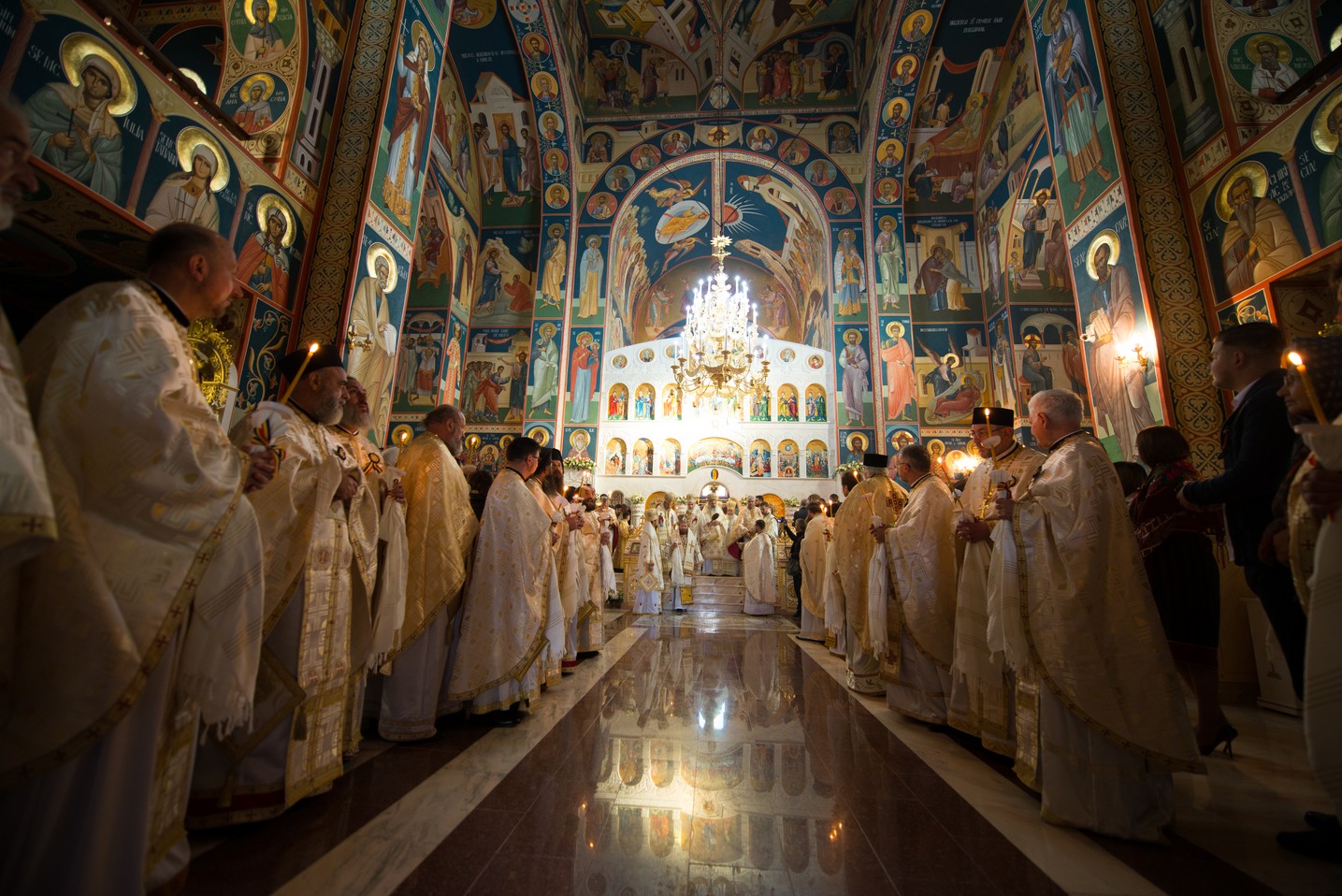 Sărbătoare istorică în Campusul universitar Tudor Vladimirescu: Biserica „Sfântul Mucenic Iulian din Tars” a fost sfințită