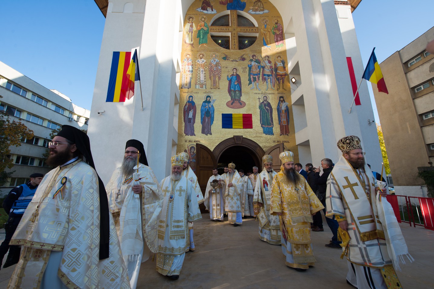 Sărbătoare istorică în Campusul universitar Tudor Vladimirescu: Biserica „Sfântul Mucenic Iulian din Tars” a fost sfințită
