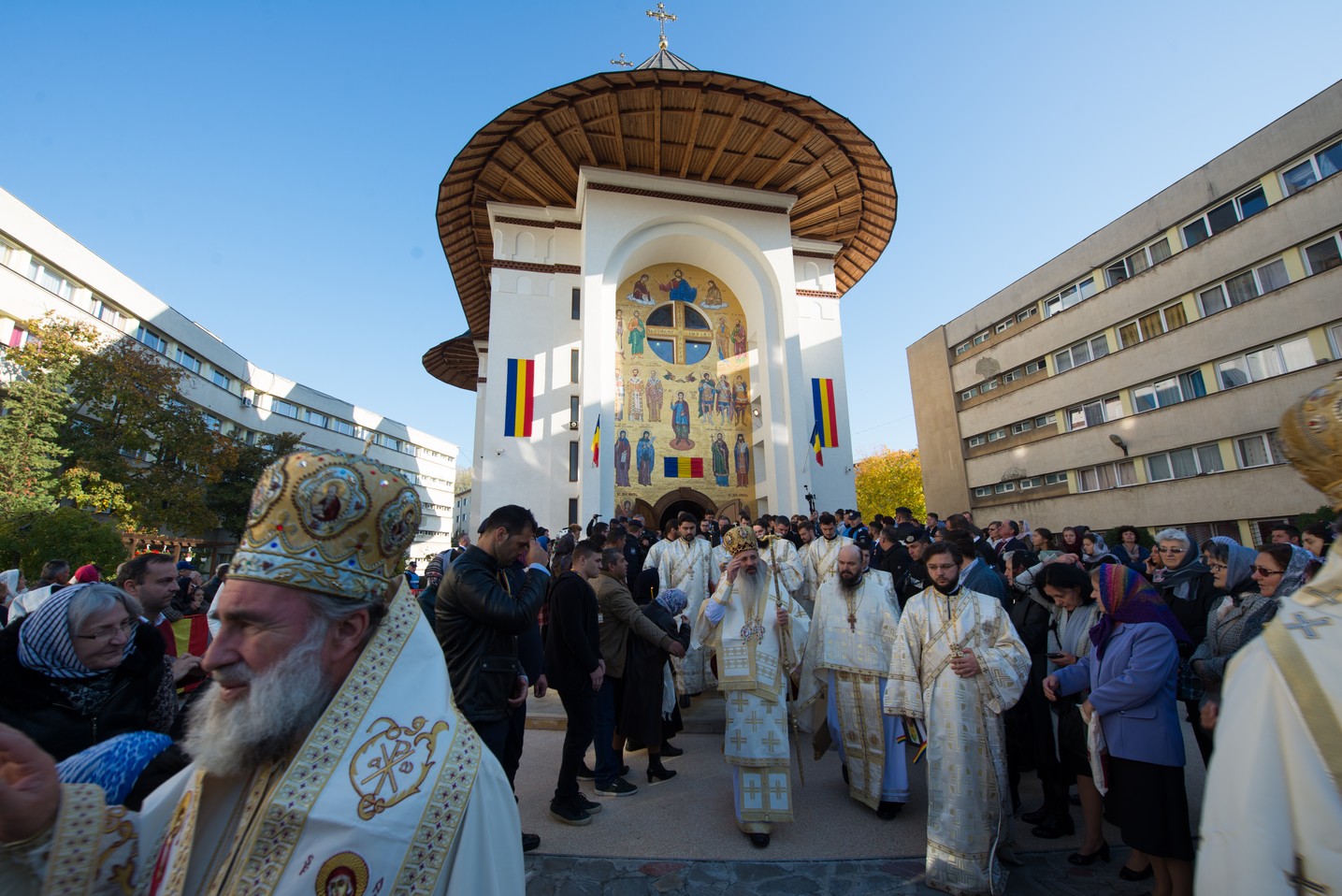 Sărbătoare istorică în Campusul universitar Tudor Vladimirescu: Biserica „Sfântul Mucenic Iulian din Tars” a fost sfințită