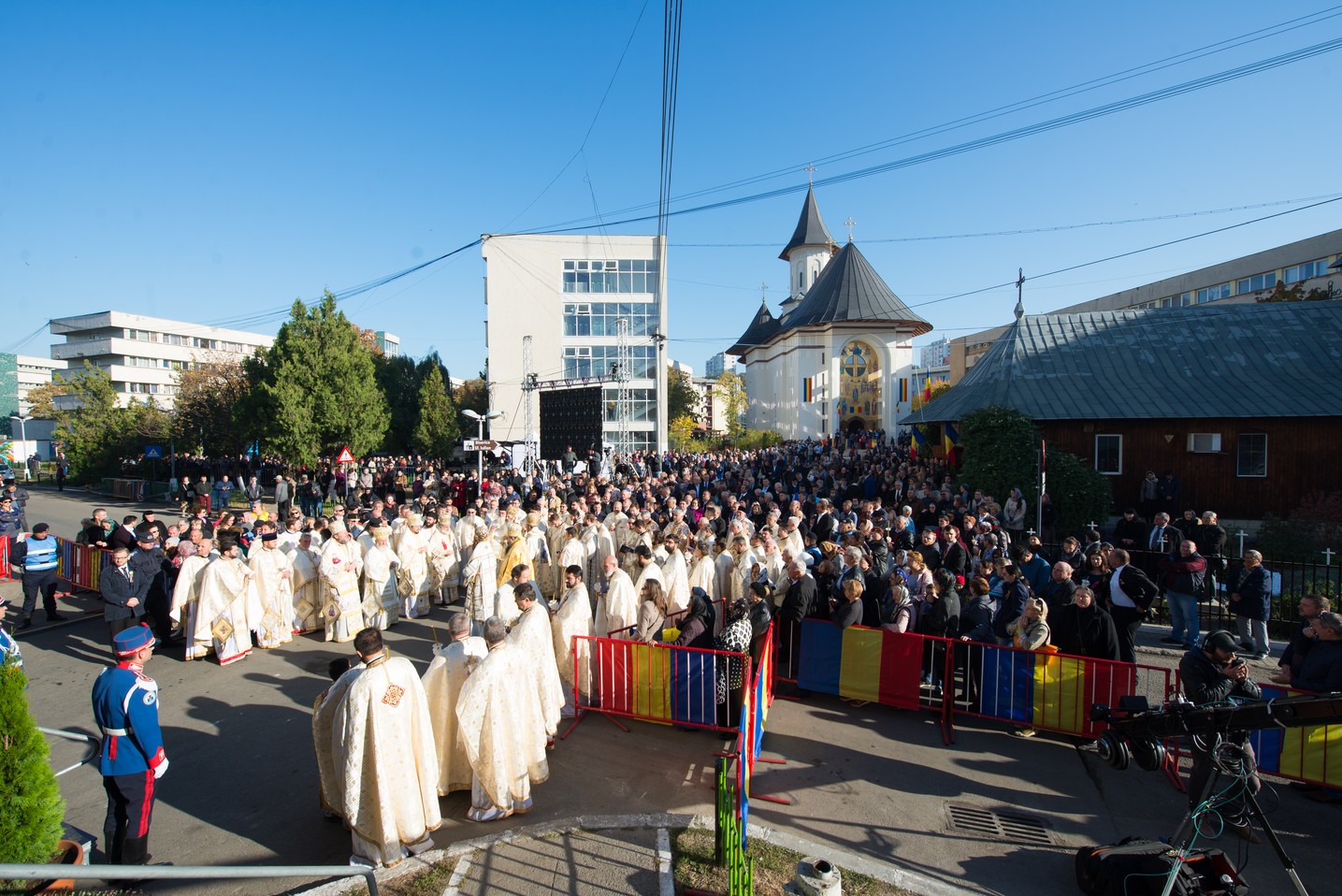 Sărbătoare istorică în Campusul universitar Tudor Vladimirescu: Biserica „Sfântul Mucenic Iulian din Tars” a fost sfințită