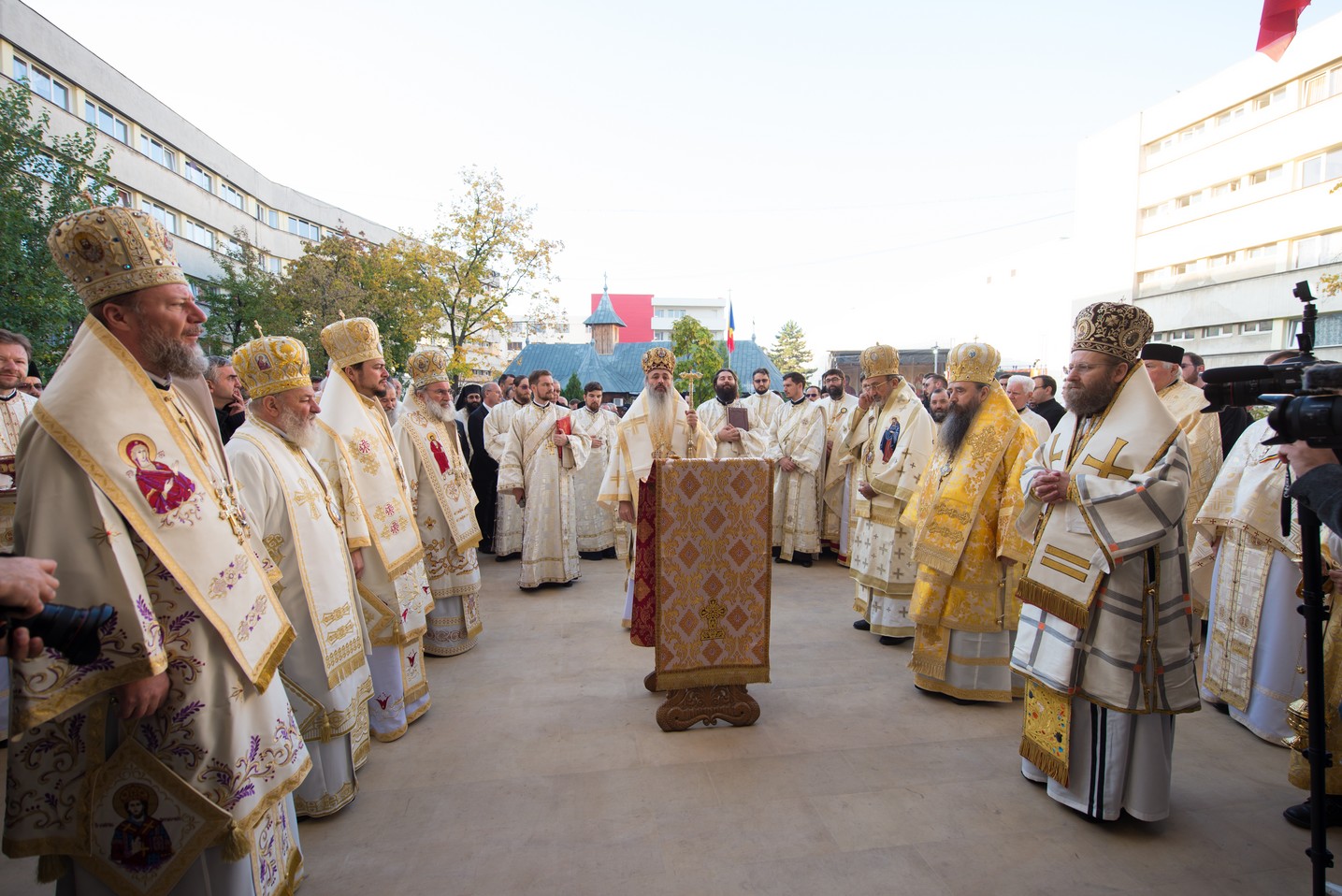 Sărbătoare istorică în Campusul universitar Tudor Vladimirescu: Biserica „Sfântul Mucenic Iulian din Tars” a fost sfințită