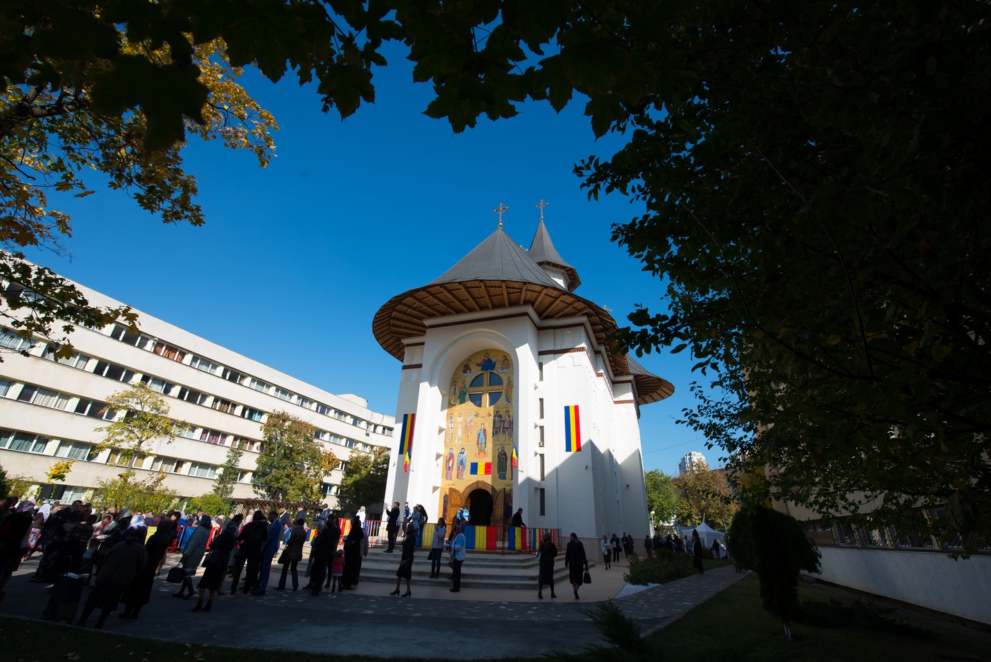 Sărbătoare istorică în Campusul universitar Tudor Vladimirescu: Biserica „Sfântul Mucenic Iulian din Tars” a fost sfințită