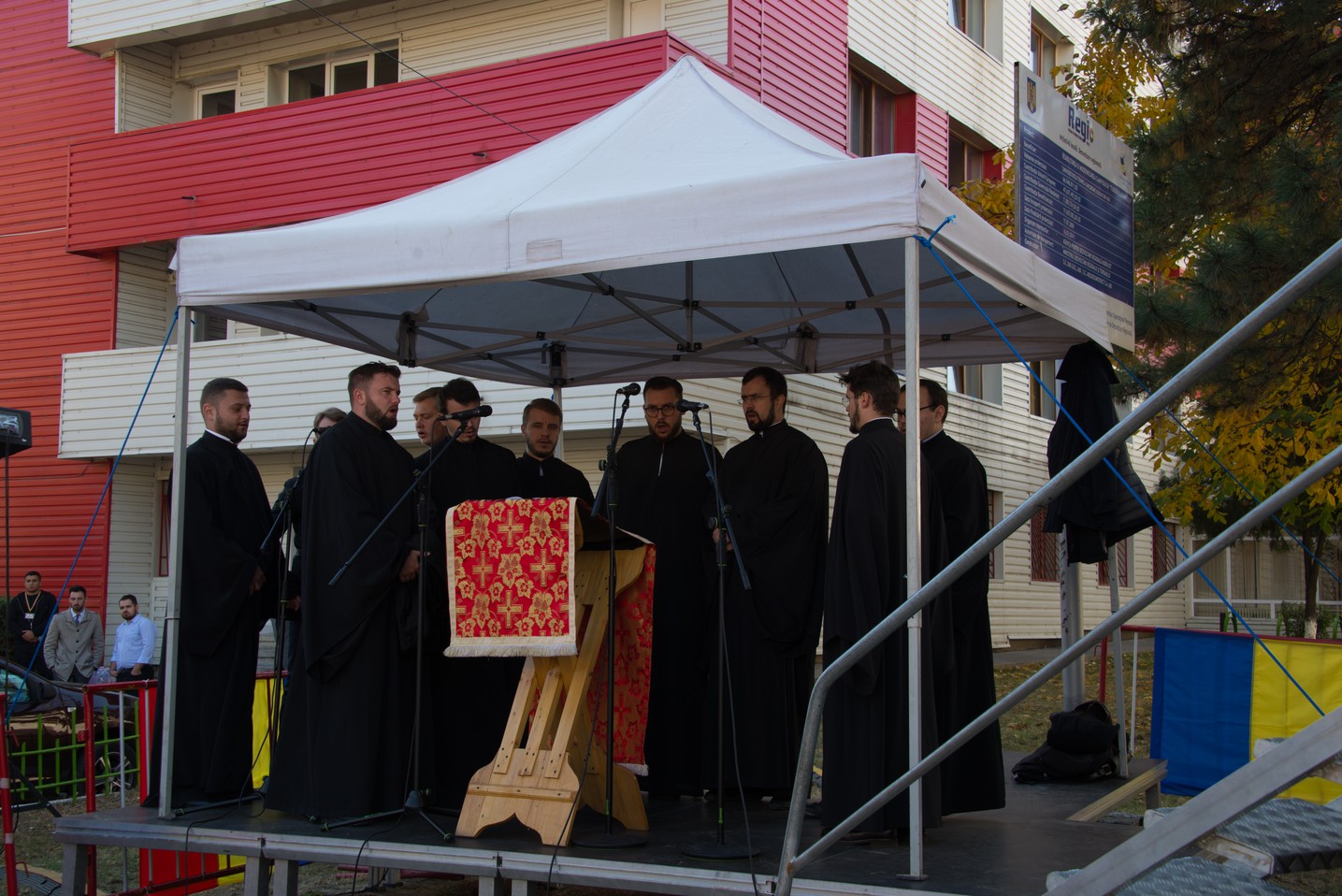 Sărbătoare istorică în Campusul universitar Tudor Vladimirescu: Biserica „Sfântul Mucenic Iulian din Tars” a fost sfințită