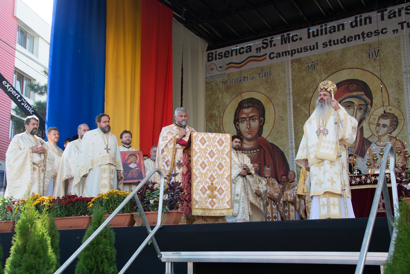 Sărbătoare istorică în Campusul universitar Tudor Vladimirescu: Biserica „Sfântul Mucenic Iulian din Tars” a fost sfințită