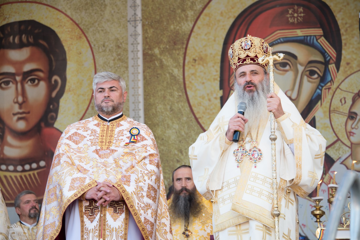 Sărbătoare istorică în Campusul universitar Tudor Vladimirescu: Biserica „Sfântul Mucenic Iulian din Tars” a fost sfințită