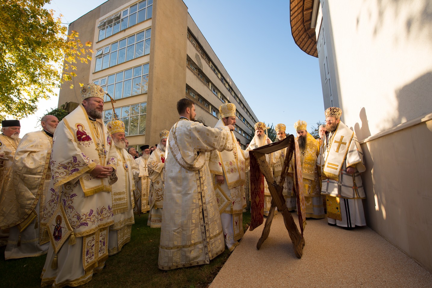 Sărbătoare istorică în Campusul universitar Tudor Vladimirescu: Biserica „Sfântul Mucenic Iulian din Tars” a fost sfințită