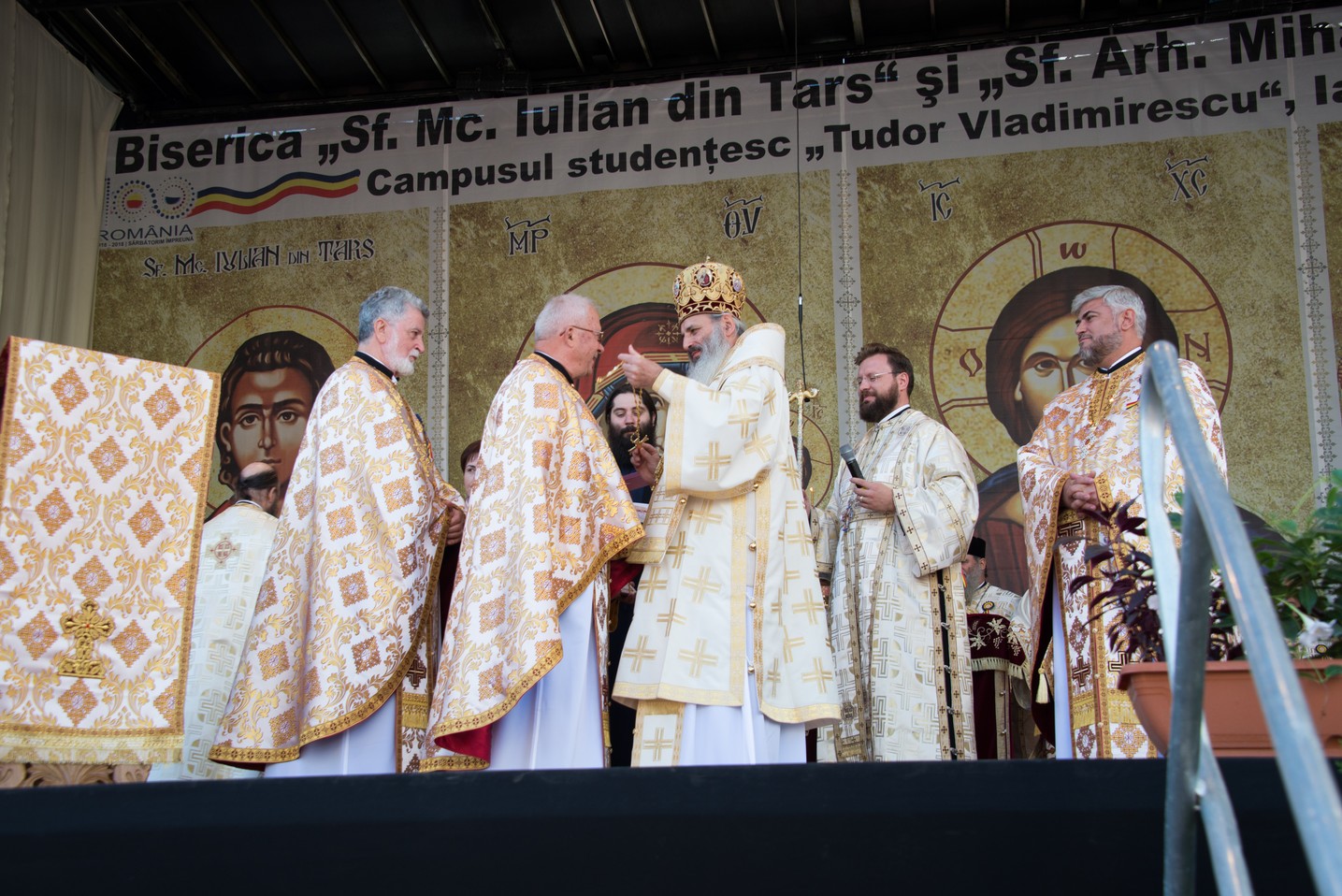 Sărbătoare istorică în Campusul universitar Tudor Vladimirescu: Biserica „Sfântul Mucenic Iulian din Tars” a fost sfințită