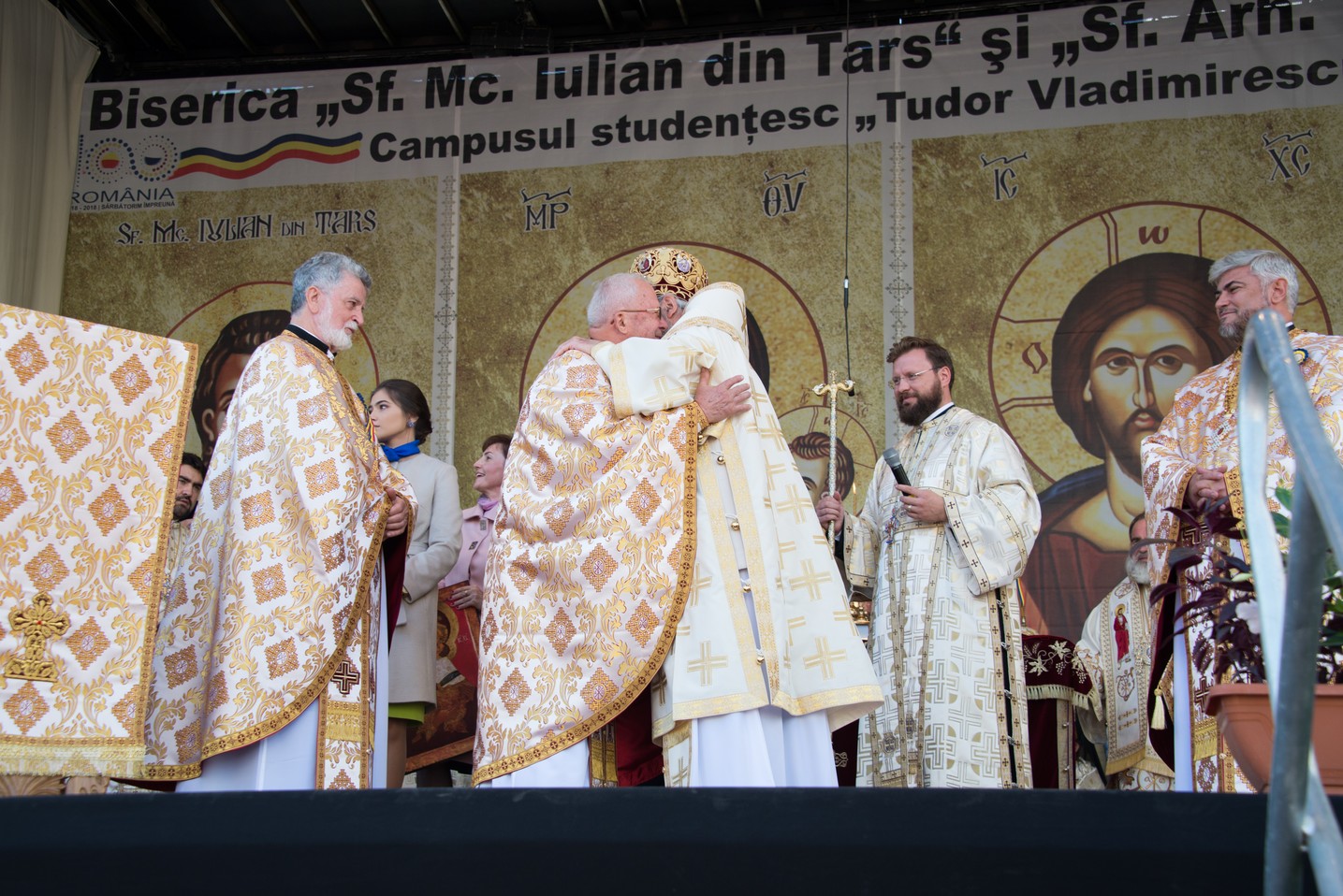 Sărbătoare istorică în Campusul universitar Tudor Vladimirescu: Biserica „Sfântul Mucenic Iulian din Tars” a fost sfințită