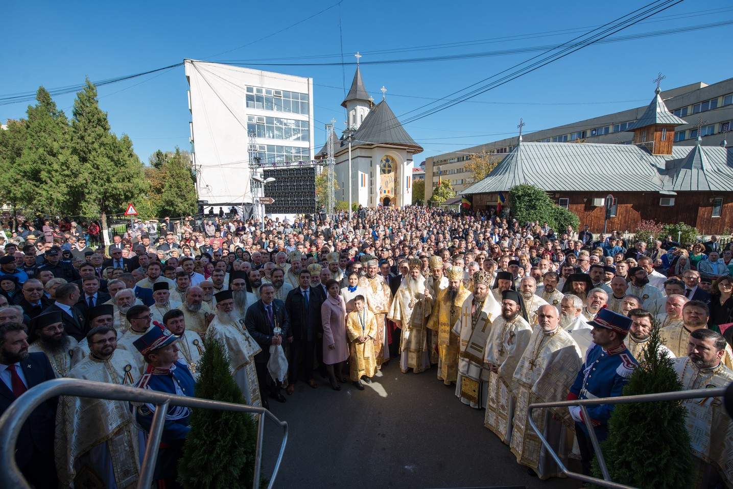 Sărbătoare istorică în Campusul universitar Tudor Vladimirescu: Biserica „Sfântul Mucenic Iulian din Tars” a fost sfințită