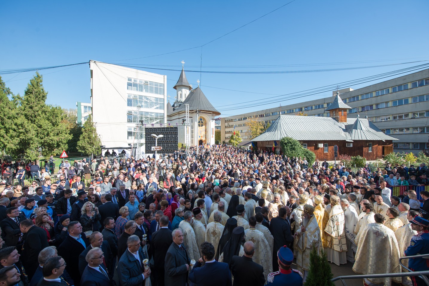 Sărbătoare istorică în Campusul universitar Tudor Vladimirescu: Biserica „Sfântul Mucenic Iulian din Tars” a fost sfințită
