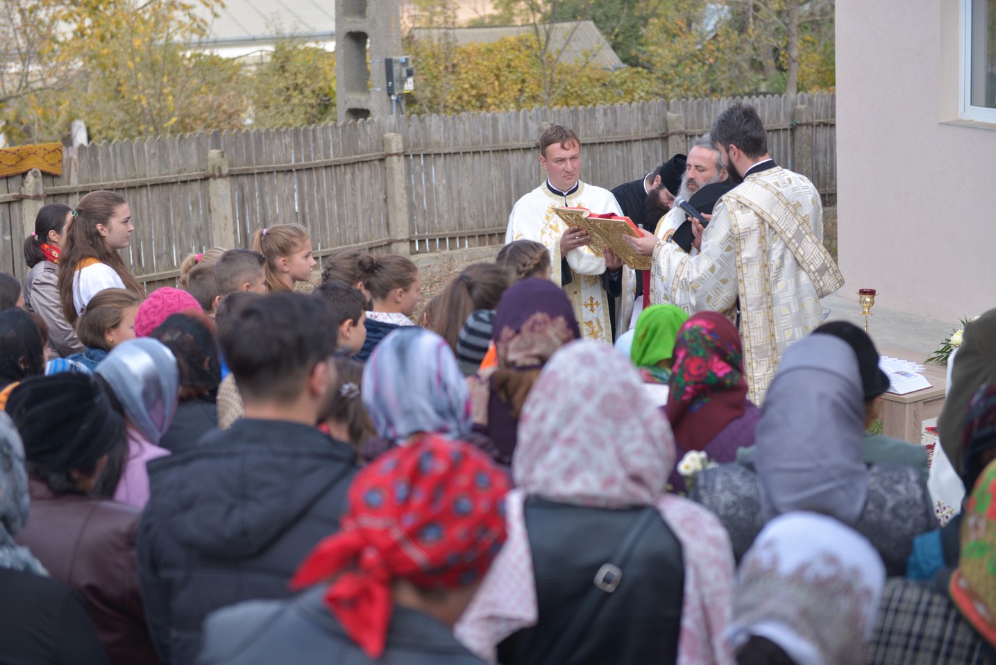Sfințire de casă parohială în Parohia „Sfinții Mucenici Adrian și Natalia” - Mănăstireni Sfințire de casă parohială în Parohia „Sfinții Mucenici Adrian și Natalia” - Mănăstireni