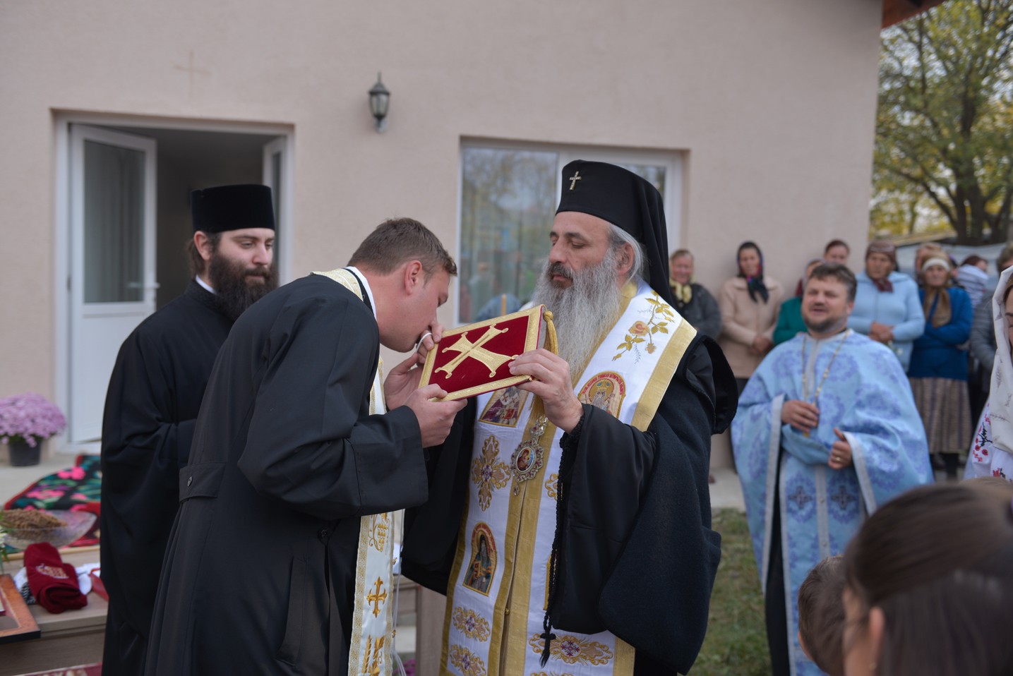 Sfințire de casă parohială în Parohia „Sfinții Mucenici Adrian și Natalia” - Mănăstireni Sfințire de casă parohială în Parohia „Sfinții Mucenici Adrian și Natalia” - Mănăstireni