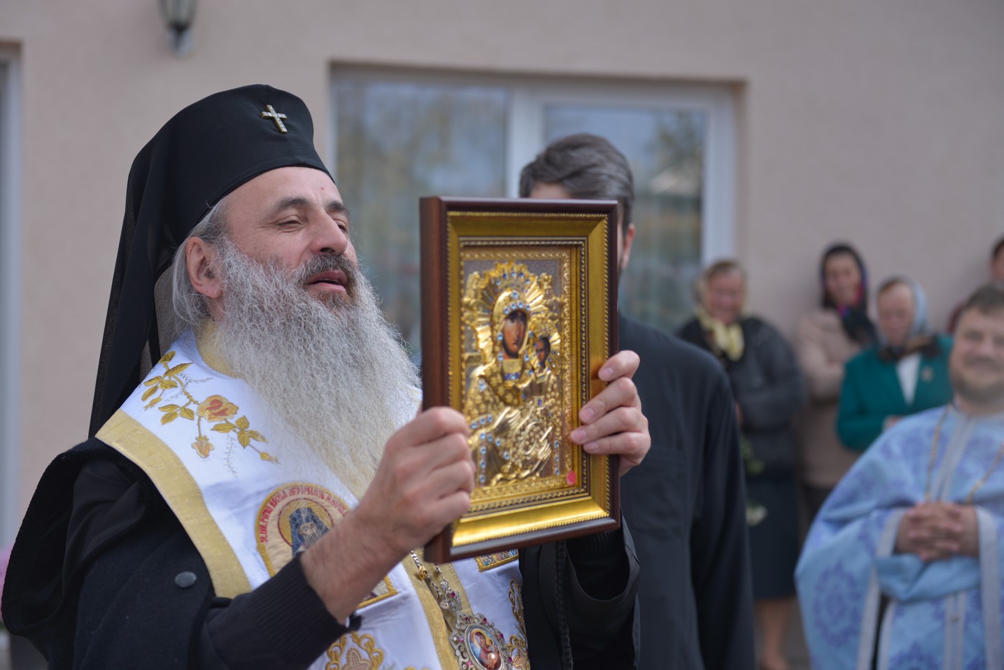 Sfințire de casă parohială în Parohia „Sfinții Mucenici Adrian și Natalia” - Mănăstireni Sfințire de casă parohială în Parohia „Sfinții Mucenici Adrian și Natalia” - Mănăstireni