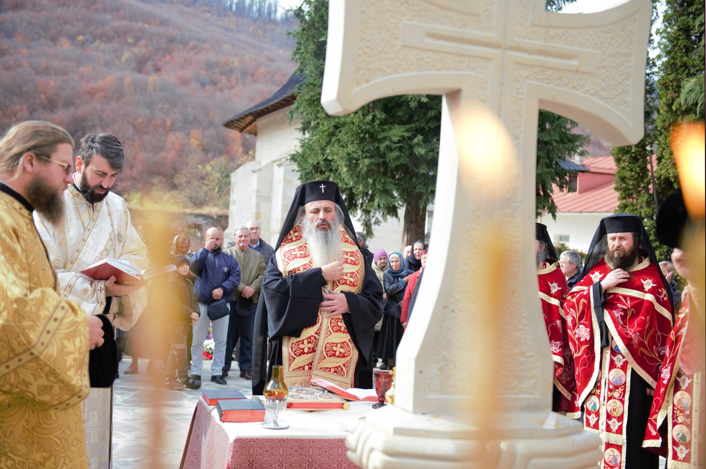 Foto: Alex Atudori Hram la Mănăstirea Pângărați: „Să viețuim în această lume cât mai aproape de rădăcina Evangheliei și de tinda Bisericii”