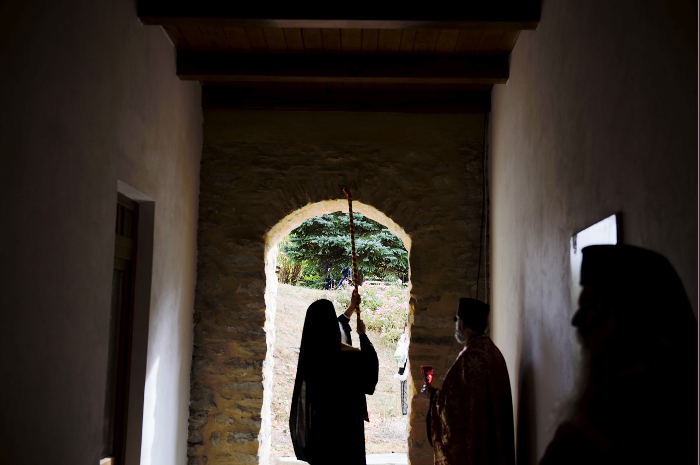 Foto: Alex Atudori Hram la Mănăstirea Pângărați: „Să viețuim în această lume cât mai aproape de rădăcina Evangheliei și de tinda Bisericii”