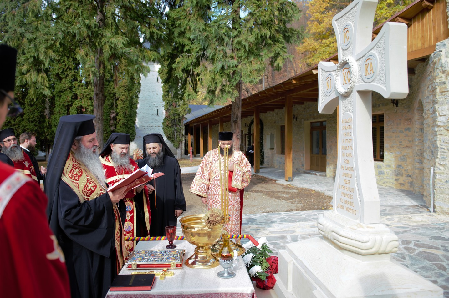 Foto: Alex Atudori Hram la Mănăstirea Pângărați: „Să viețuim în această lume cât mai aproape de rădăcina Evangheliei și de tinda Bisericii”