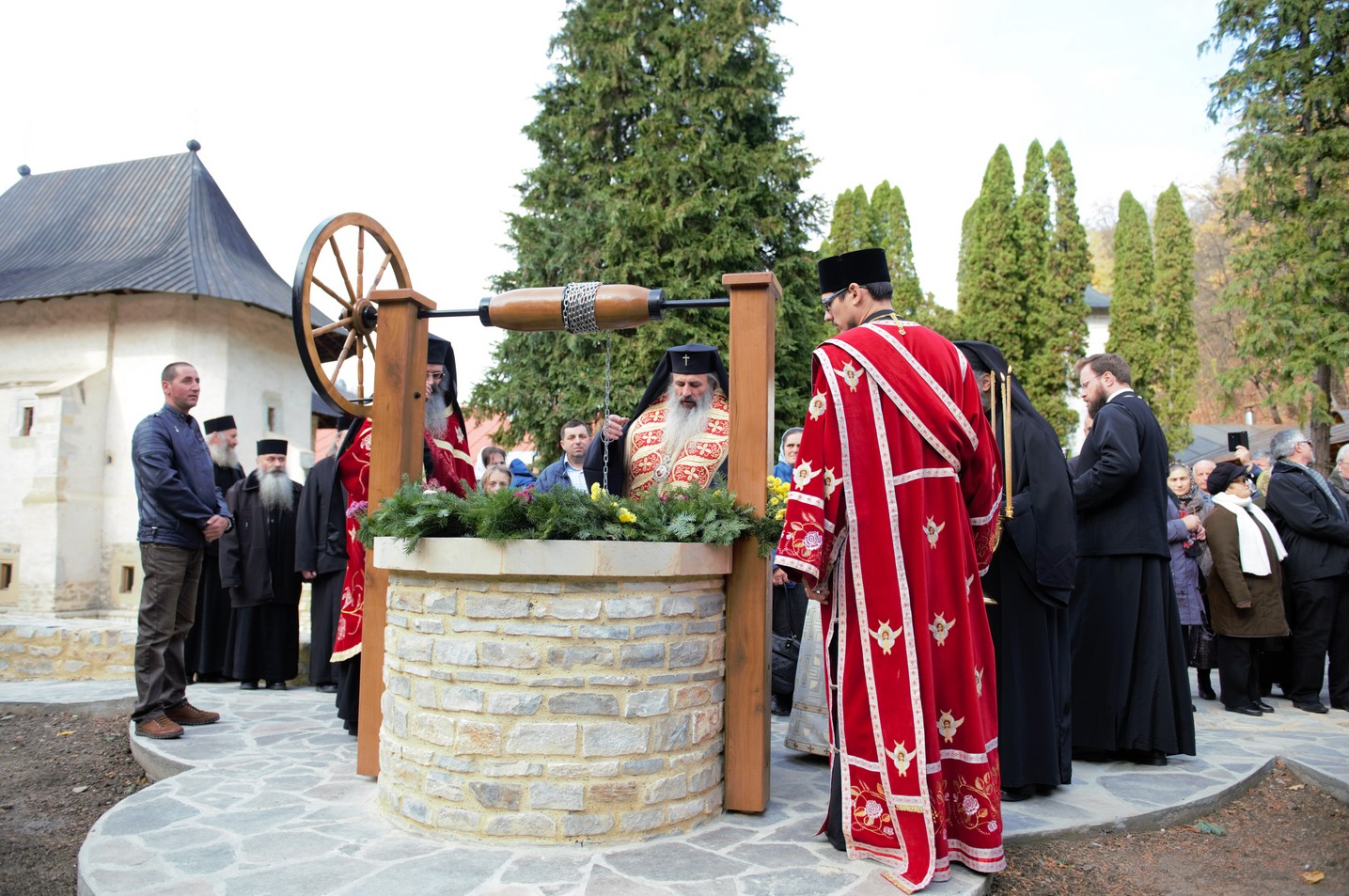Foto: Alex Atudori Hram la Mănăstirea Pângărați: „Să viețuim în această lume cât mai aproape de rădăcina Evangheliei și de tinda Bisericii”