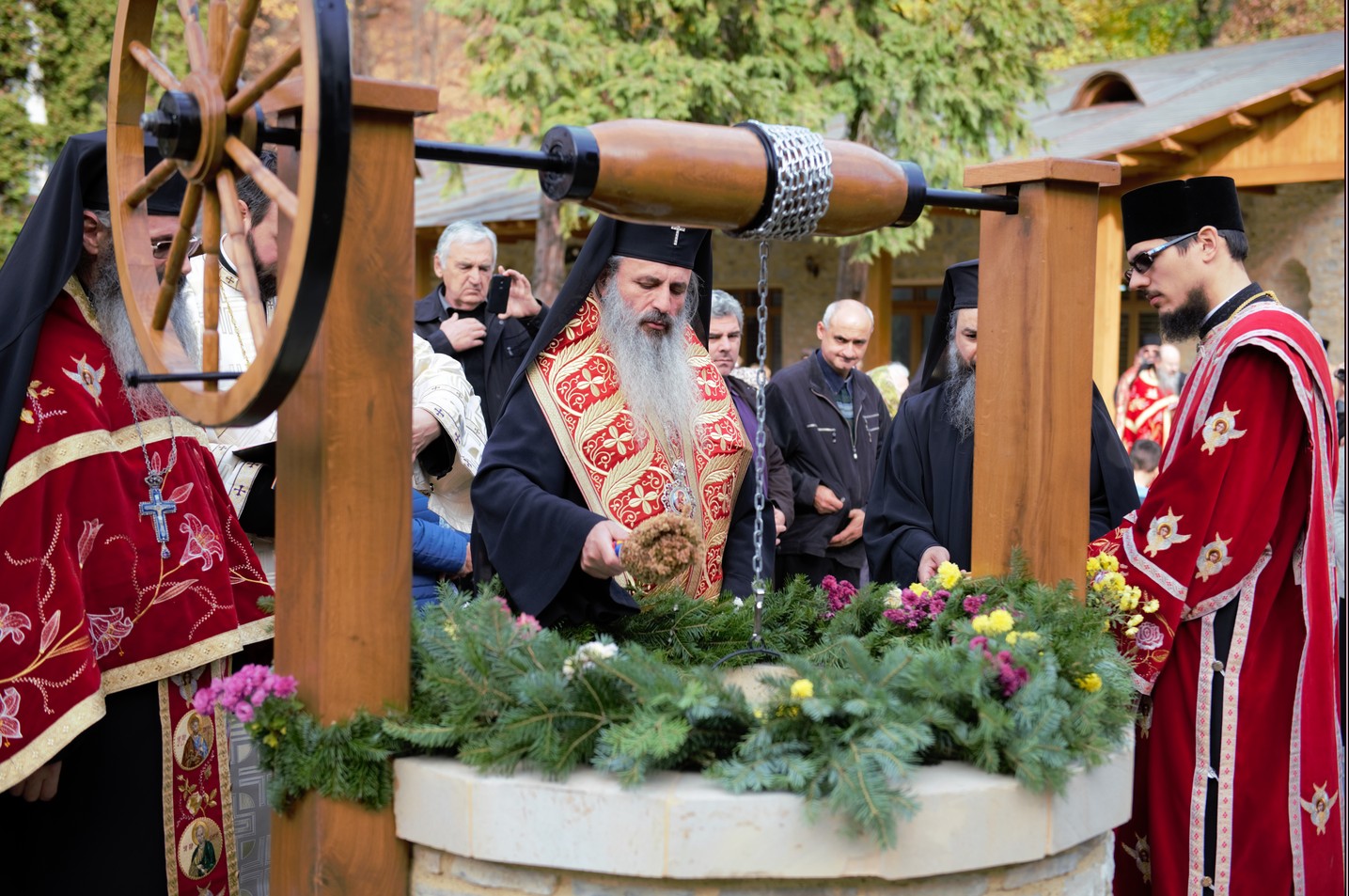 Foto: Alex Atudori Hram la Mănăstirea Pângărați: „Să viețuim în această lume cât mai aproape de rădăcina Evangheliei și de tinda Bisericii”