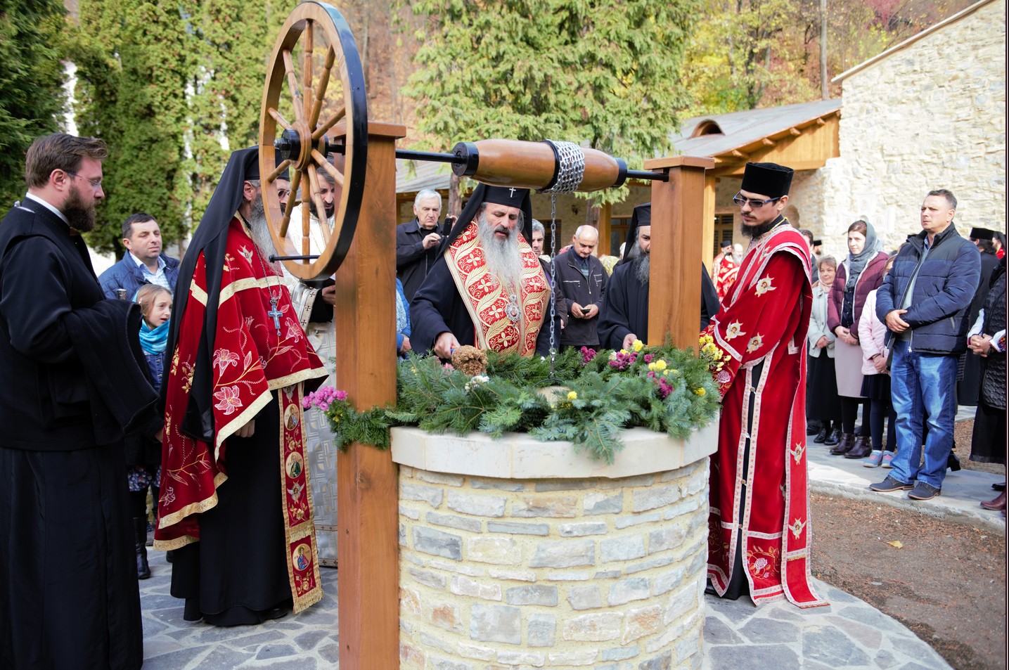 Foto: Alex Atudori Hram la Mănăstirea Pângărați: „Să viețuim în această lume cât mai aproape de rădăcina Evangheliei și de tinda Bisericii”