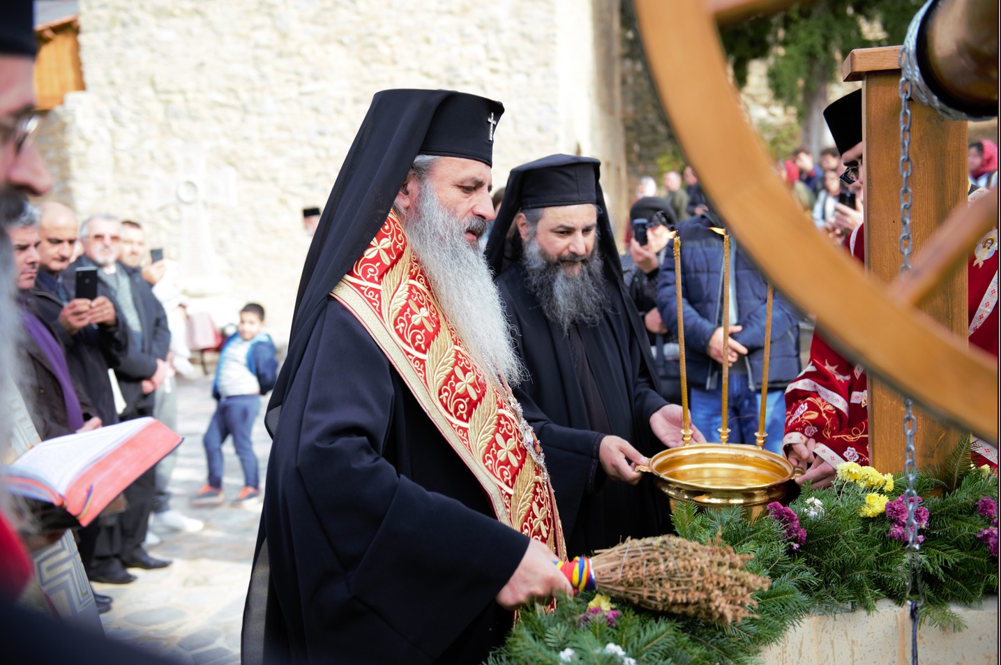 Foto: Alex Atudori Hram la Mănăstirea Pângărați: „Să viețuim în această lume cât mai aproape de rădăcina Evangheliei și de tinda Bisericii”