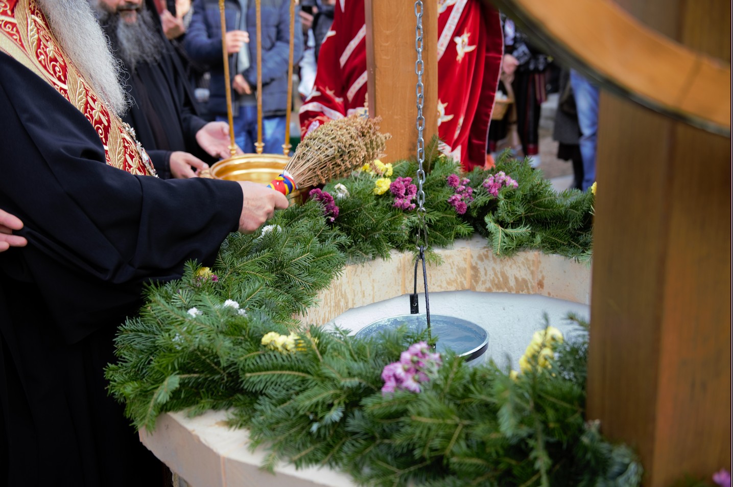 Foto: Alex Atudori Hram la Mănăstirea Pângărați: „Să viețuim în această lume cât mai aproape de rădăcina Evangheliei și de tinda Bisericii”