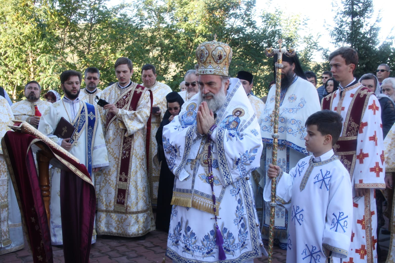 Slujbe arhiereşti la mănăstirile Valea Budului şi Mălineşti