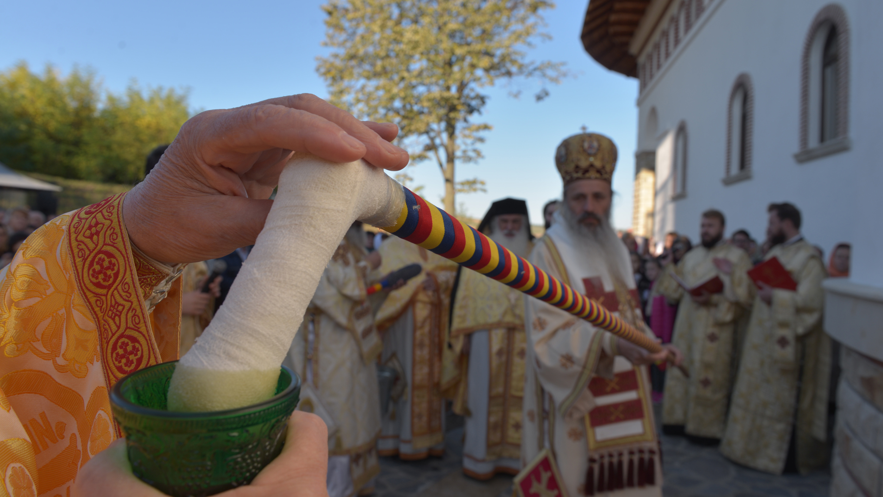 (Video) Liturghie Arhierească și sfințire de biserică în parohia Buzeni