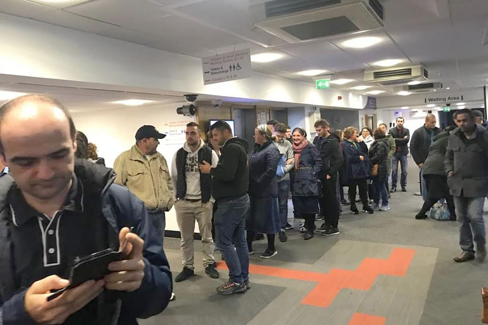 Coadă la vot la Londra și Dublin. „Dacă cei din străinătate votează, haideți și în țară cu mic, cu mare la vot!”