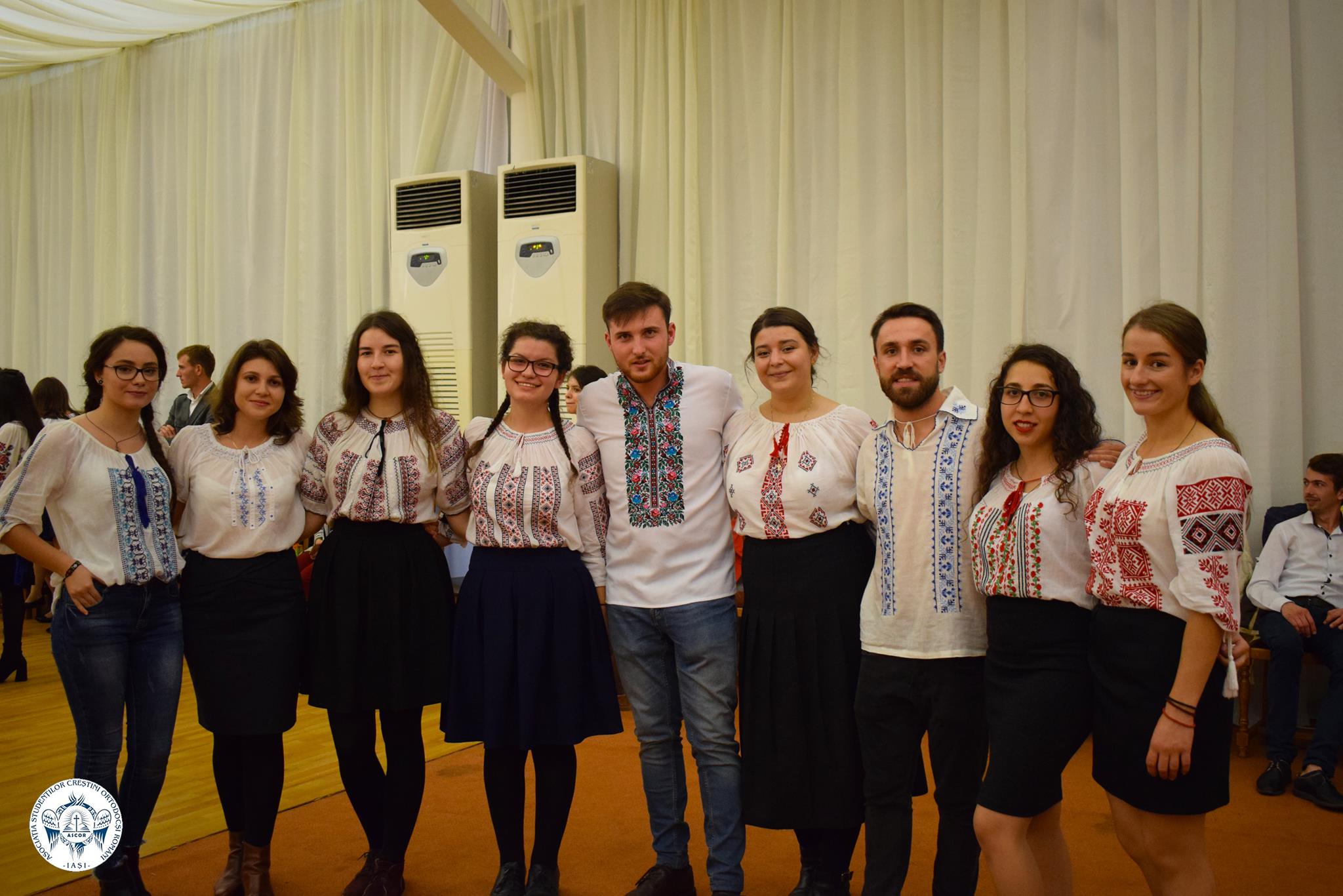 Bucurie în port popular la Centrul de evenimente AGORA din Iaşi: Tinerii ieşeni la o seară românească