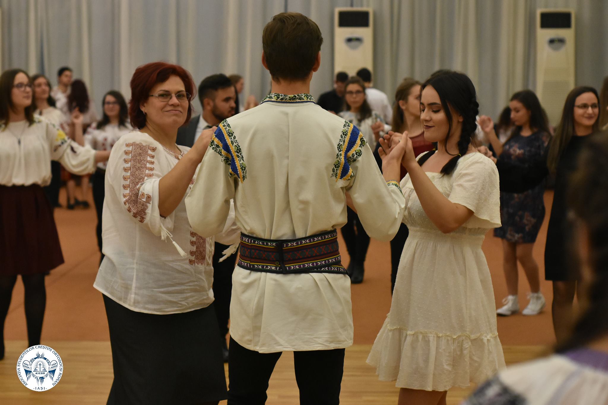 Bucurie în port popular la Centrul de evenimente AGORA din Iaşi: Tinerii ieşeni la o seară românească