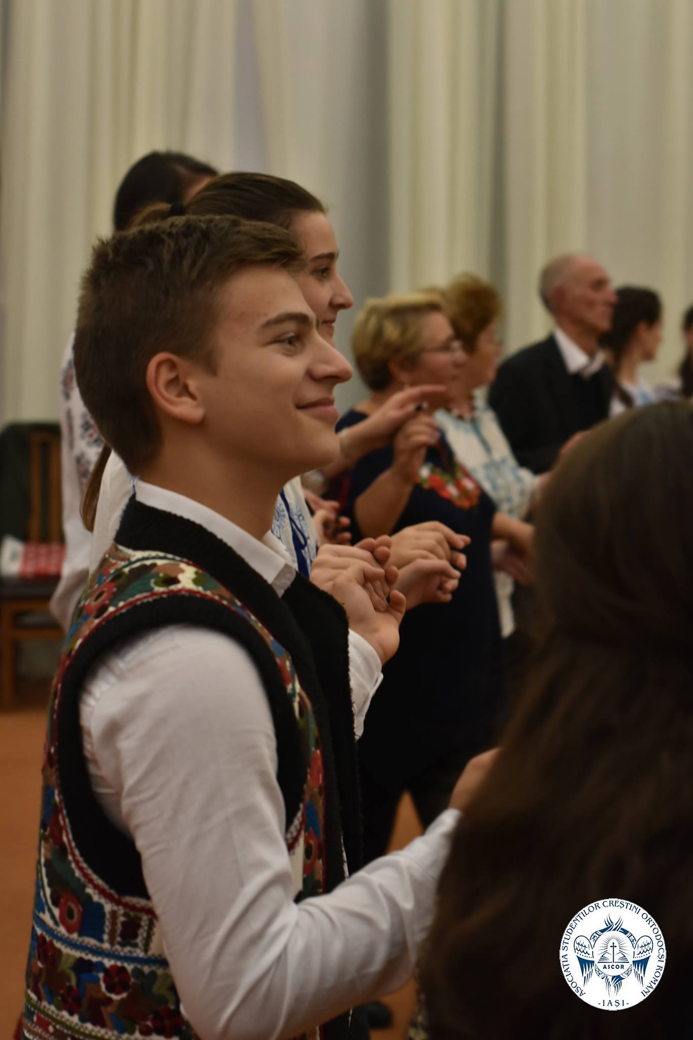 Bucurie în port popular la Centrul de evenimente AGORA din Iaşi: Tinerii ieşeni la o seară românească