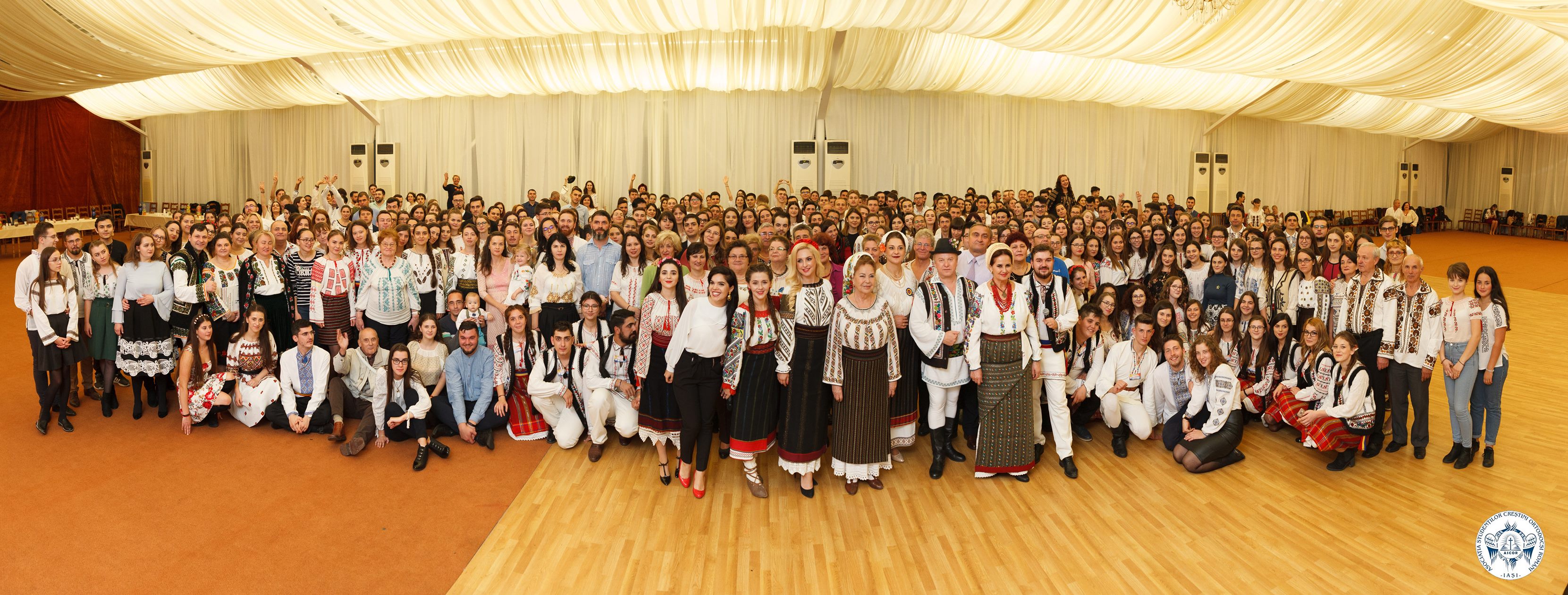 Bucurie în port popular la Centrul de evenimente AGORA din Iaşi: Tinerii ieşeni la o seară românească