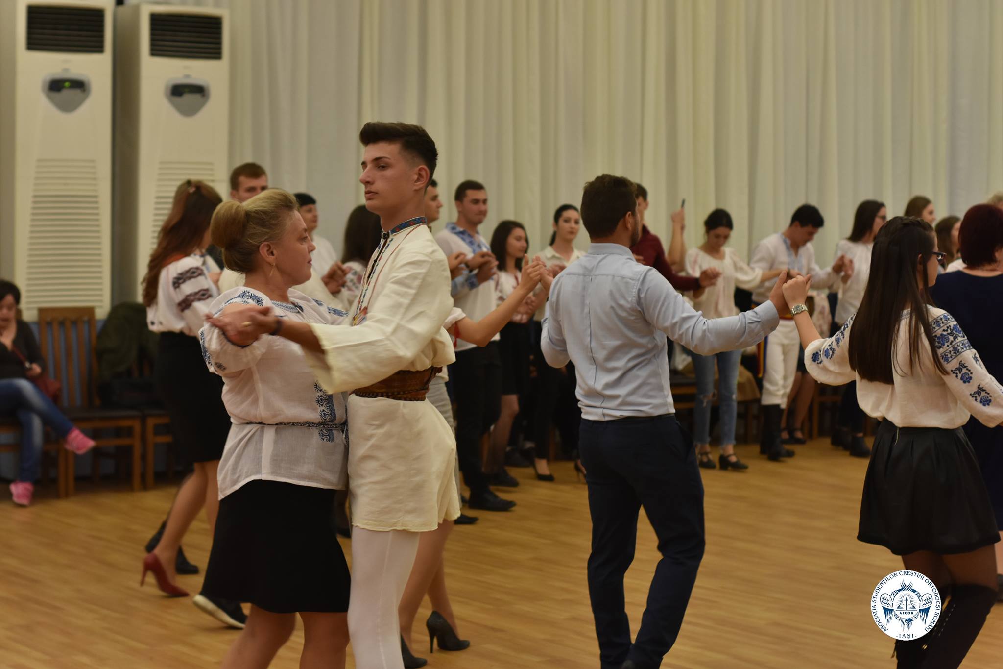 Bucurie în port popular la Centrul de evenimente AGORA din Iaşi: Tinerii ieşeni la o seară românească