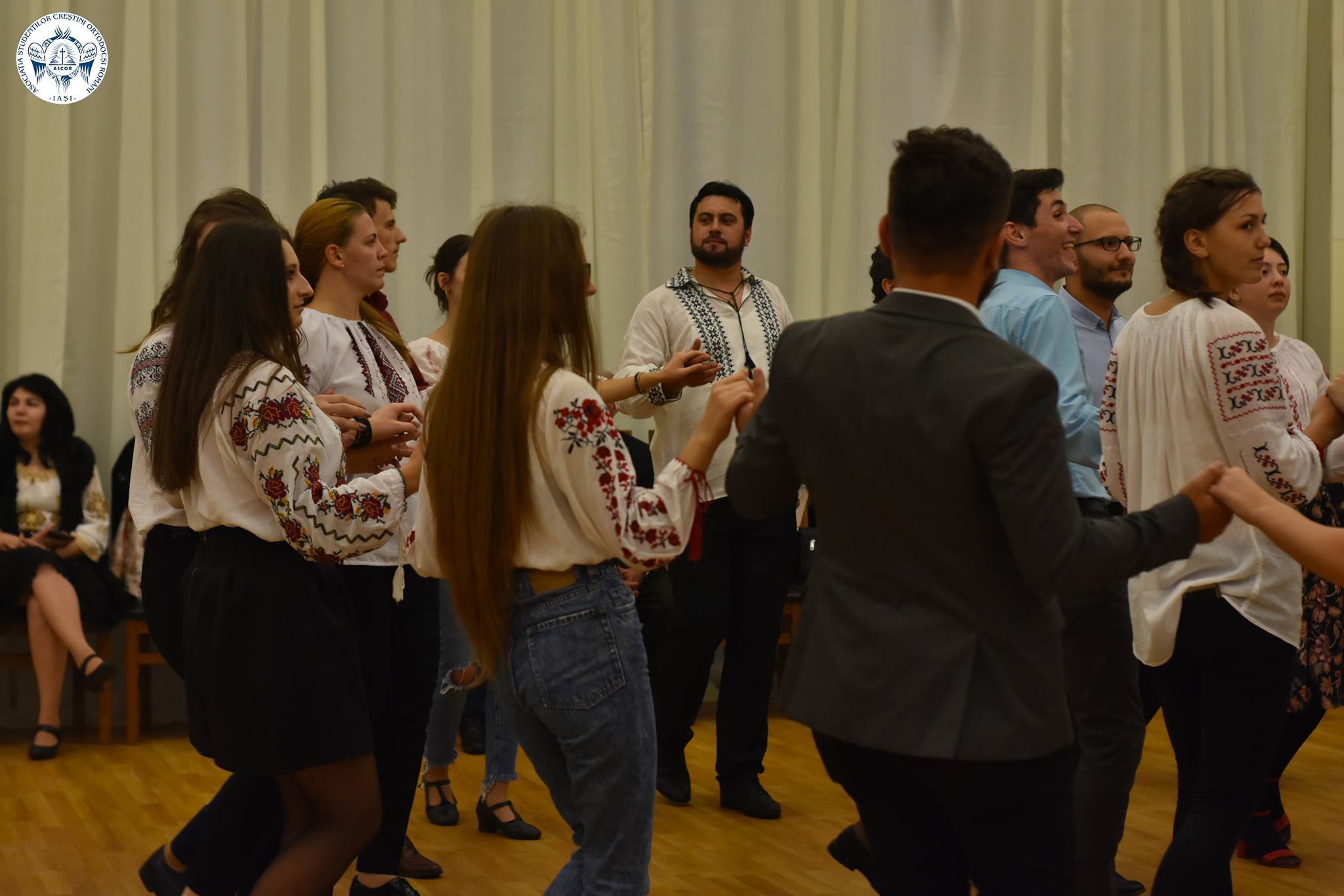 Bucurie în port popular la Centrul de evenimente AGORA din Iaşi: Tinerii ieşeni la o seară românească