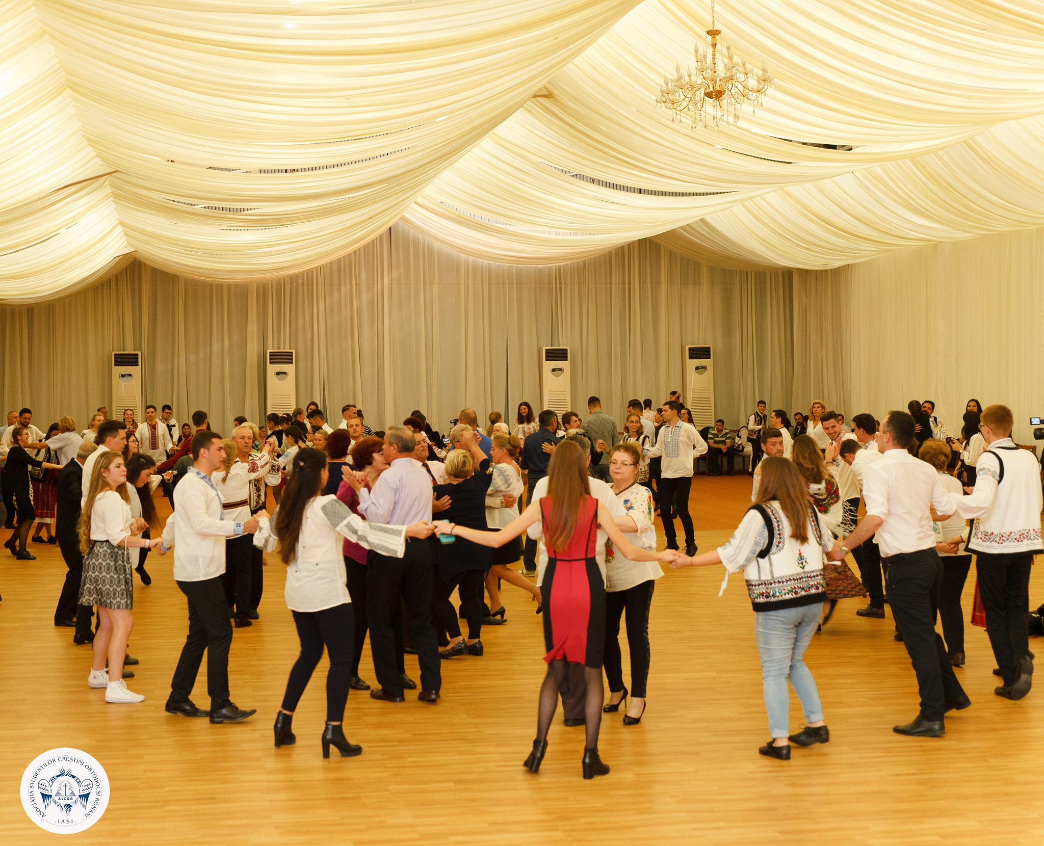 Bucurie în port popular la Centrul de evenimente AGORA din Iaşi: Tinerii ieşeni la o seară românească