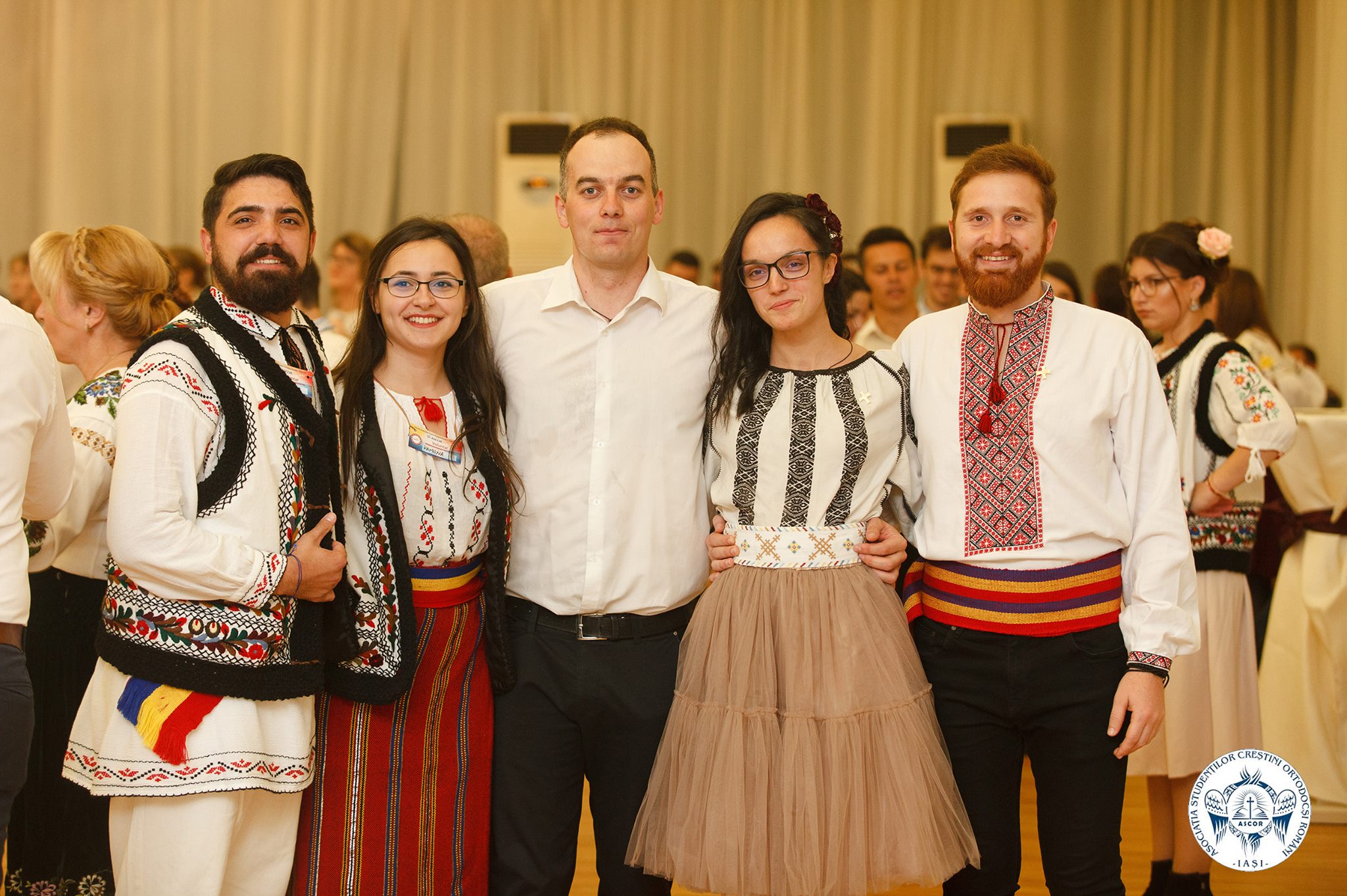 Bucurie în port popular la Centrul de evenimente AGORA din Iaşi: Tinerii ieşeni la o seară românească