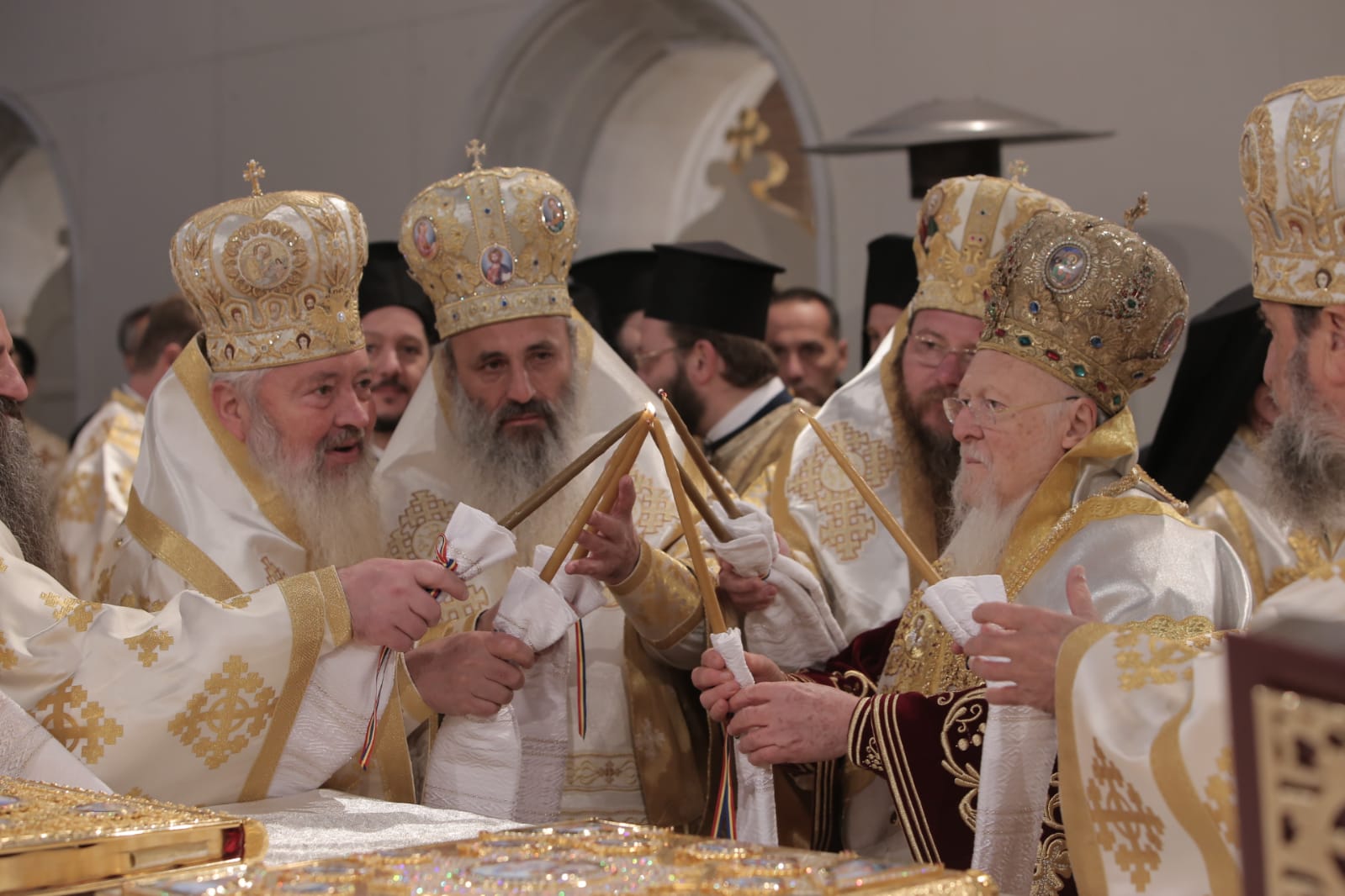 Eveniment istoric: Patriarhul Ecumenic şi Patriarhul României au sfinţit Catedrala Mântuirii Neamului