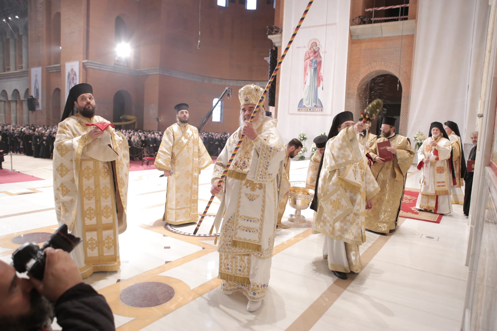 Eveniment istoric: Patriarhul Ecumenic şi Patriarhul României au sfinţit Catedrala Mântuirii Neamului
