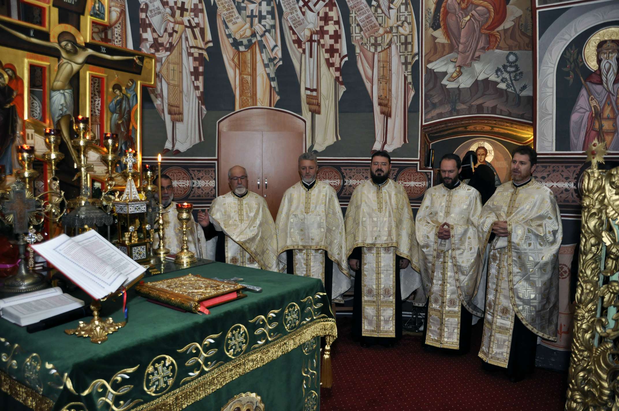 Sfinţii Arhangheli Mihail, Gavriil şi Rafail cinstiţi, în duh de rugăciune, la Biserica „Sfinţii Voievozi” - Roşca Sfinţii Arhangheli Mihail, Gavriil şi Rafail cinstiţi, în duh de rugăciune, la Biserica „Sfinţii Voievozi” - Roşca