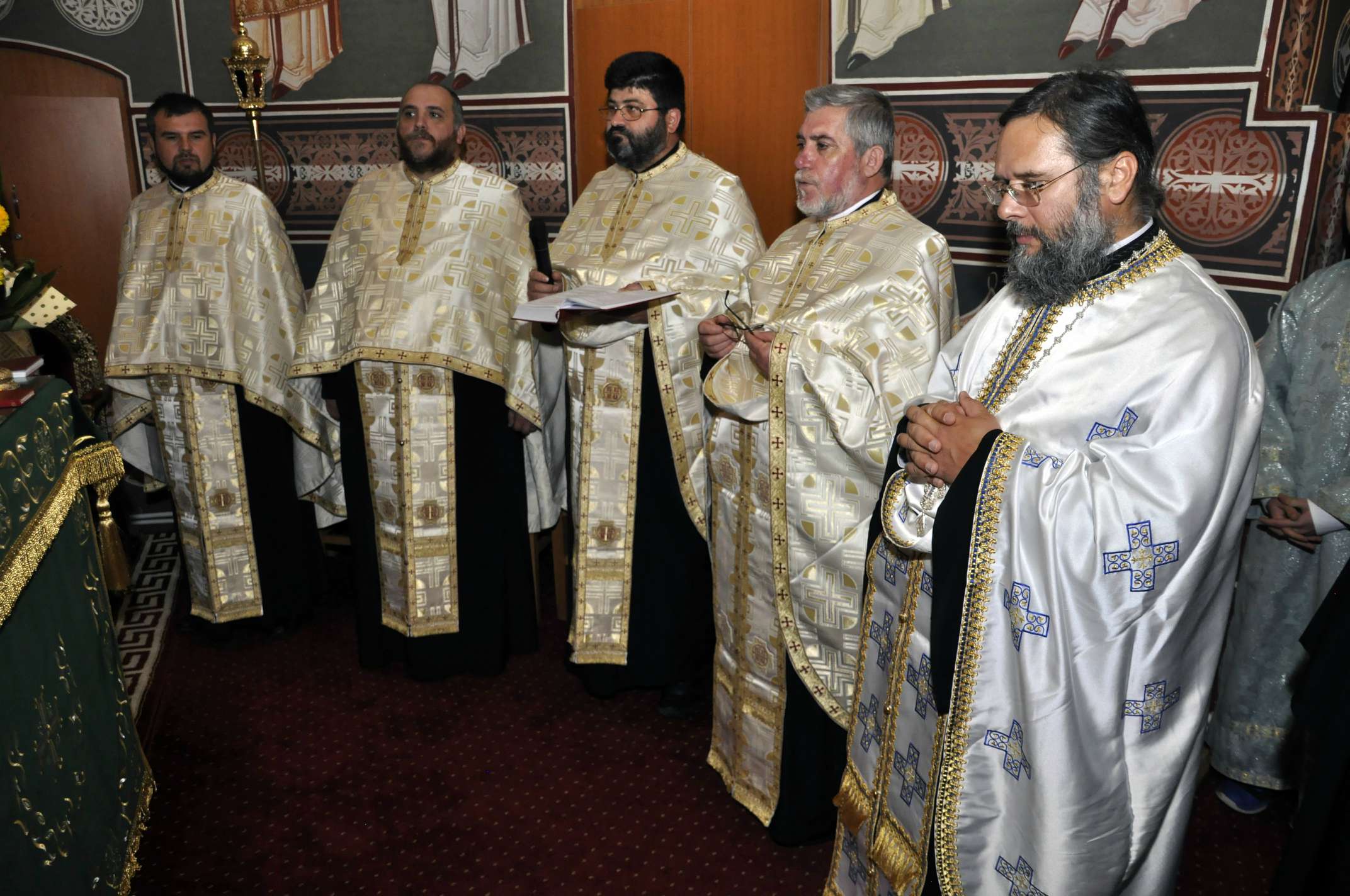 Sfinţii Arhangheli Mihail, Gavriil şi Rafail cinstiţi, în duh de rugăciune, la Biserica „Sfinţii Voievozi” - Roşca Sfinţii Arhangheli Mihail, Gavriil şi Rafail cinstiţi, în duh de rugăciune, la Biserica „Sfinţii Voievozi” - Roşca