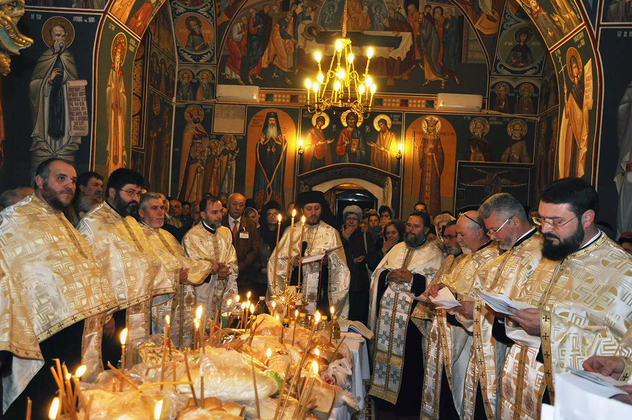 Sfinţii Arhangheli Mihail, Gavriil şi Rafail cinstiţi, în duh de rugăciune, la Biserica „Sfinţii Voievozi” - Roşca