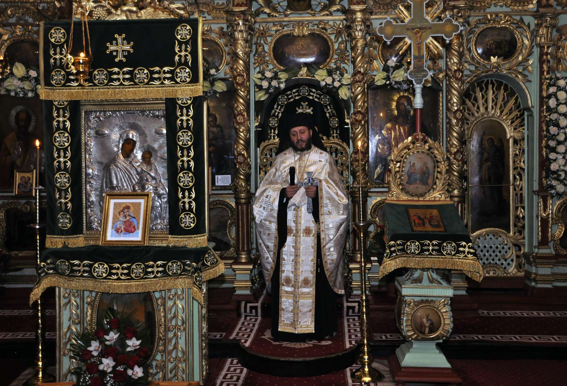 Sfinţii Arhangheli Mihail, Gavriil şi Rafail cinstiţi, în duh de rugăciune, la Biserica „Sfinţii Voievozi” - Roşca Sfinţii Arhangheli Mihail, Gavriil şi Rafail cinstiţi, în duh de rugăciune, la Biserica „Sfinţii Voievozi” - Roşca