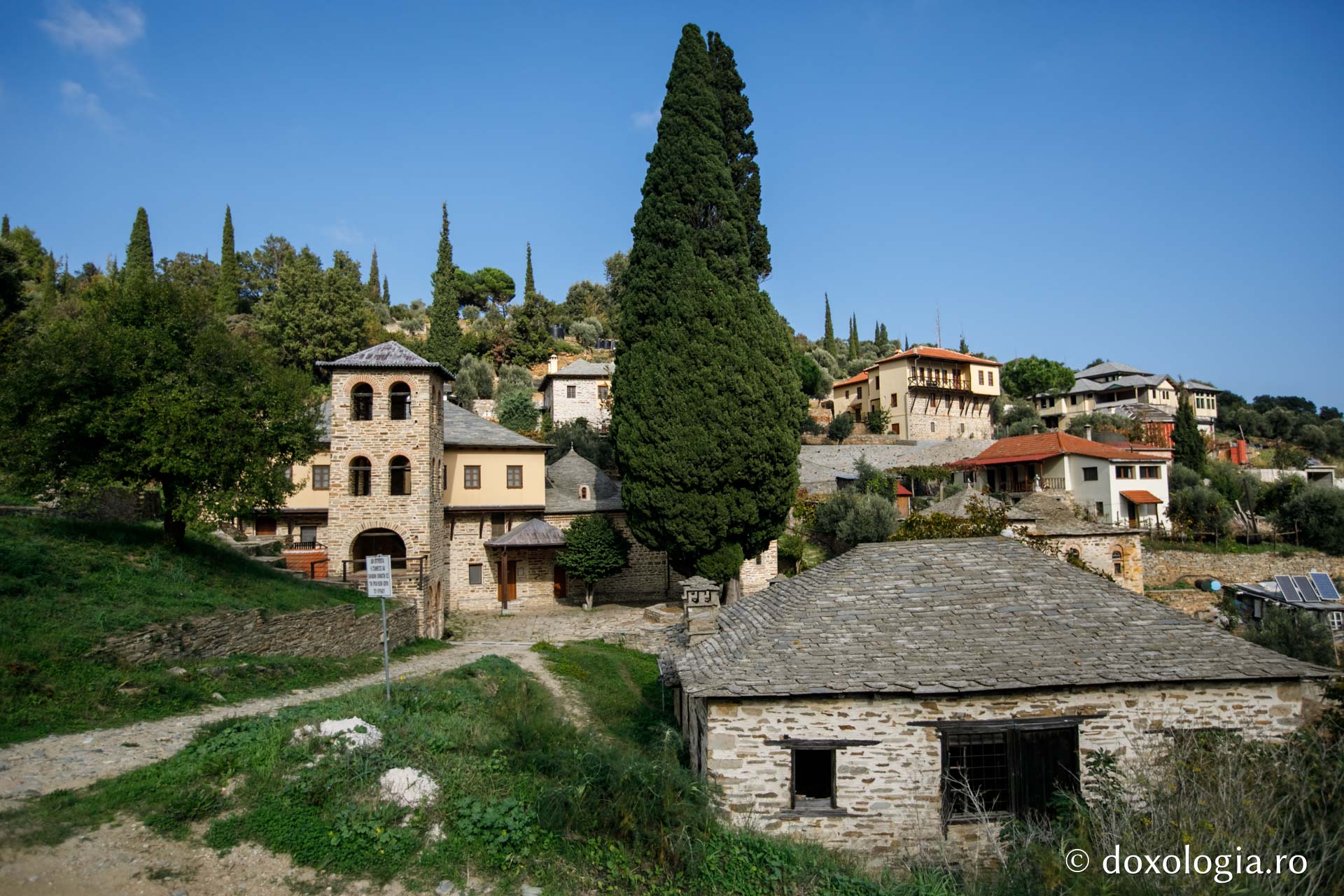 Schitul athonit „Sfântul Pantelimon” / Foto: Pr. Silviu Cluci Schitul „Sfântul Pantelimon”  – Athos
