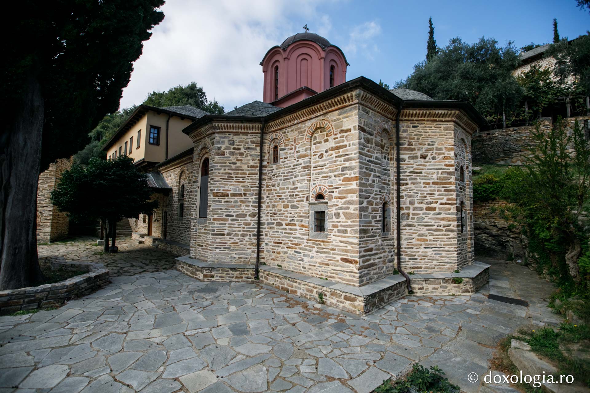Kiriakonul (biserica centrală) / Foto: Pr. Silviu Cluci Schitul „Sfântul Pantelimon”  – Athos
