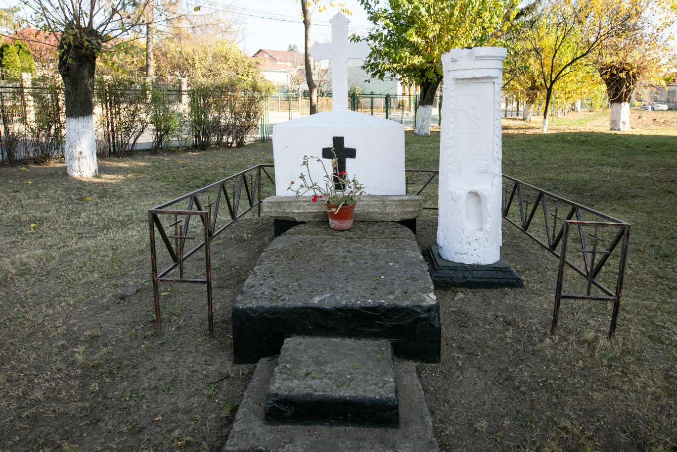 Foto: Oana Nechifor Sfinţii Arhangheli Mihail, Gavriil şi Rafail cinstiţi, în duh de rugăciune, la Biserica „Sfinţii Voievozi” - Roşca