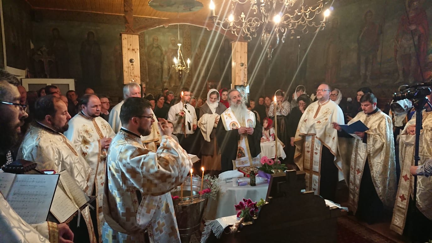 IPS Mitropolit Teofan a oficiat Taina Botezului pentru prunca Maria Balmuș IPS Mitropolit Teofan a oficiat Taina Botezului pentru prunca Maria Balmuș