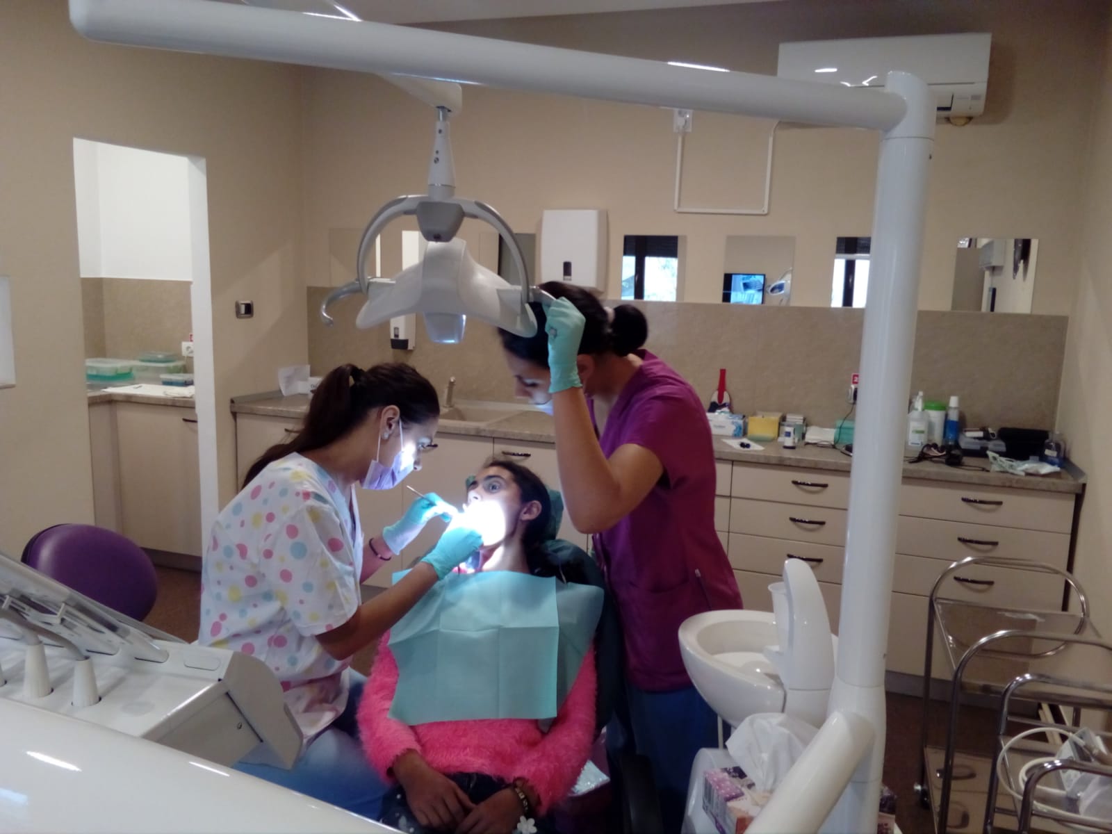 Proiectul „Dăruieşte un zâmbet” continuă şi în noul an universitar