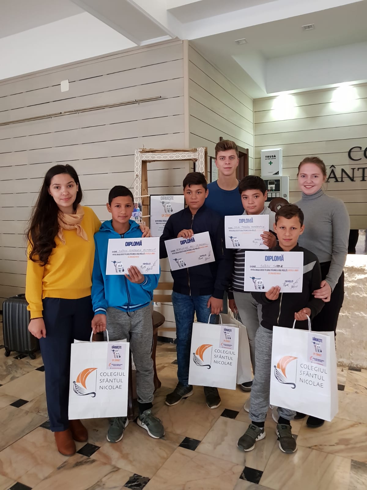 Proiectul „Dăruieşte un zâmbet” continuă şi în noul an universitar