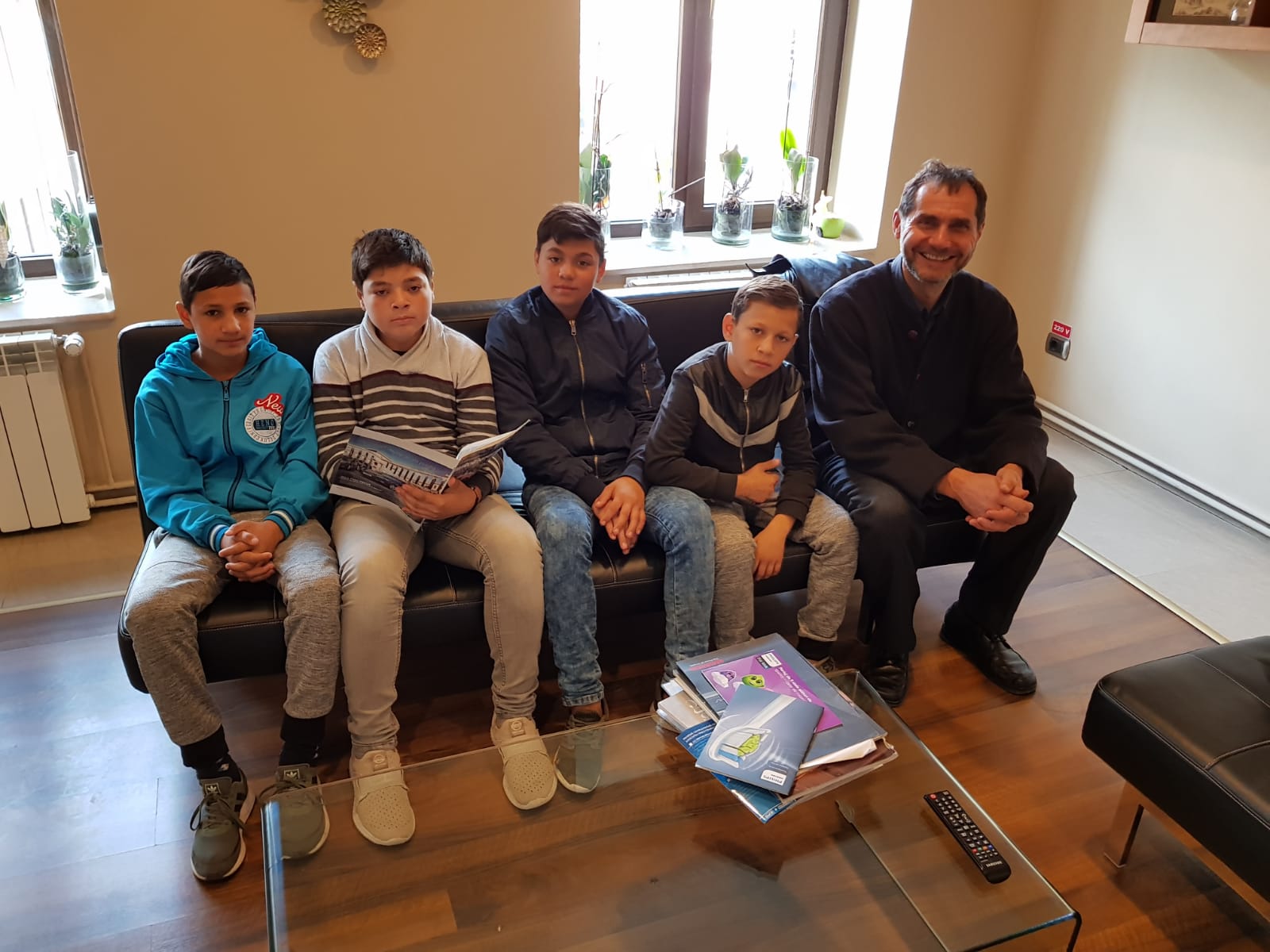 Proiectul „Dăruieşte un zâmbet” continuă şi în noul an universitar